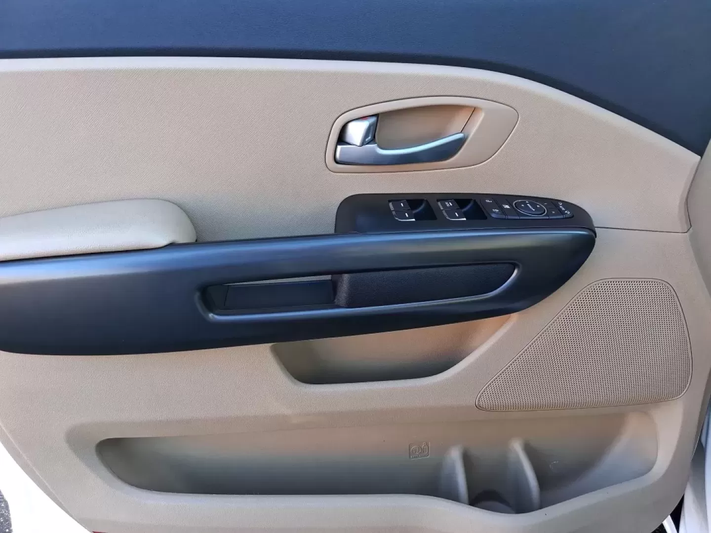 2016 Kia Sedona LX (KNDMB5C1XG6) with an Lambda 3.3L V-6 gasoline direct injection engine, 6-Speed Automatic transmission, located at 1230 East Main St, Xenia, OH, 45385, (937) 908-9800, 39.688026, -83.910172 - Load up the kids, the groceries, and the weekend plans-this 2016 Kia Sedona LX is built for real life in and around Xenia. Whether you're shuttling to school drop-offs, commuting toward Beavercreek, or planning a family road trip out to John Bryan State Park and Yellow Springs, this passenger van de - Photo#17