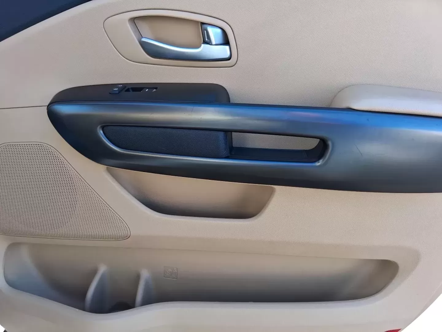 2016 Kia Sedona LX (KNDMB5C1XG6) with an Lambda 3.3L V-6 gasoline direct injection engine, 6-Speed Automatic transmission, located at 1230 East Main St, Xenia, OH, 45385, (937) 908-9800, 39.688026, -83.910172 - Load up the kids, the groceries, and the weekend plans-this 2016 Kia Sedona LX is built for real life in and around Xenia. Whether you're shuttling to school drop-offs, commuting toward Beavercreek, or planning a family road trip out to John Bryan State Park and Yellow Springs, this passenger van de - Photo#18