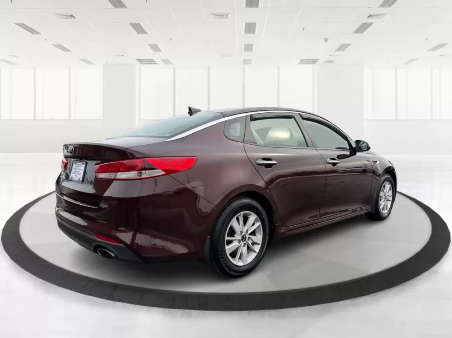 2016 Kia Optima LX (5XXGT4L32GG) with an Theta II 2.4L I-4 gasoline direct injection engine, 6A transmission, located at 1184 Kauffman Ave, Fairborn, OH, 45324, (937) 908-9800, 39.807072, -84.030914 - Picture your next week going smoother: an easy morning commute down I-675, a quick run to The Mall at Fairfield Commons, and a comfortable weekend drive past Wright State University or out toward the National Museum of the U.S. Air Force-without stressing about your budget. This 2016 Kia Optima LX s - Photo#2