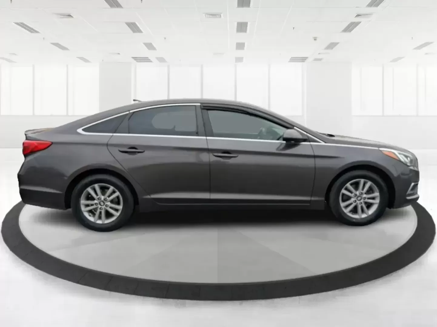 2016 Hyundai Sonata SE (5NPE24AFXGH) with an 2.4L I-4 gasoline direct injection engine, 7A transmission, located at 1184 Kauffman Ave, Fairborn, OH, 45324, (937) 908-9800, 39.807072, -84.030914 - Make every day in Fairborn feel easier-whether you're commuting to Wright-Patterson AFB, shuttling kids between school and practice, or planning a weekend drive out toward Yellow Springs and Glen Helen. This 2016 Hyundai Sonata SE sedan is built for real life: comfortable for long stretches on I675, - Photo#1