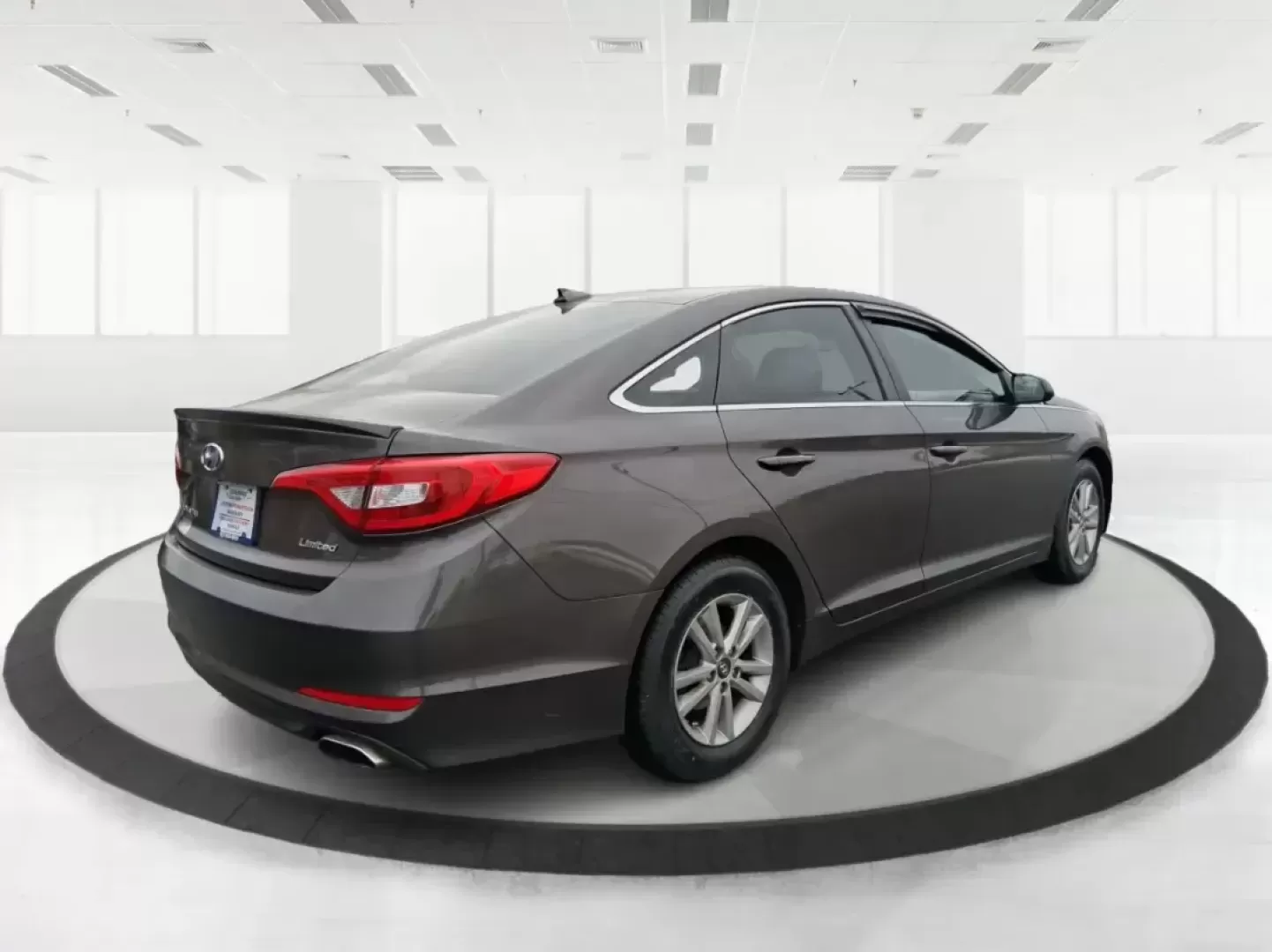 2016 Hyundai Sonata SE (5NPE24AFXGH) with an 2.4L I-4 gasoline direct injection engine, 7A transmission, located at 1184 Kauffman Ave, Fairborn, OH, 45324, (937) 908-9800, 39.807072, -84.030914 - Make every day in Fairborn feel easier-whether you're commuting to Wright-Patterson AFB, shuttling kids between school and practice, or planning a weekend drive out toward Yellow Springs and Glen Helen. This 2016 Hyundai Sonata SE sedan is built for real life: comfortable for long stretches on I675, - Photo#2