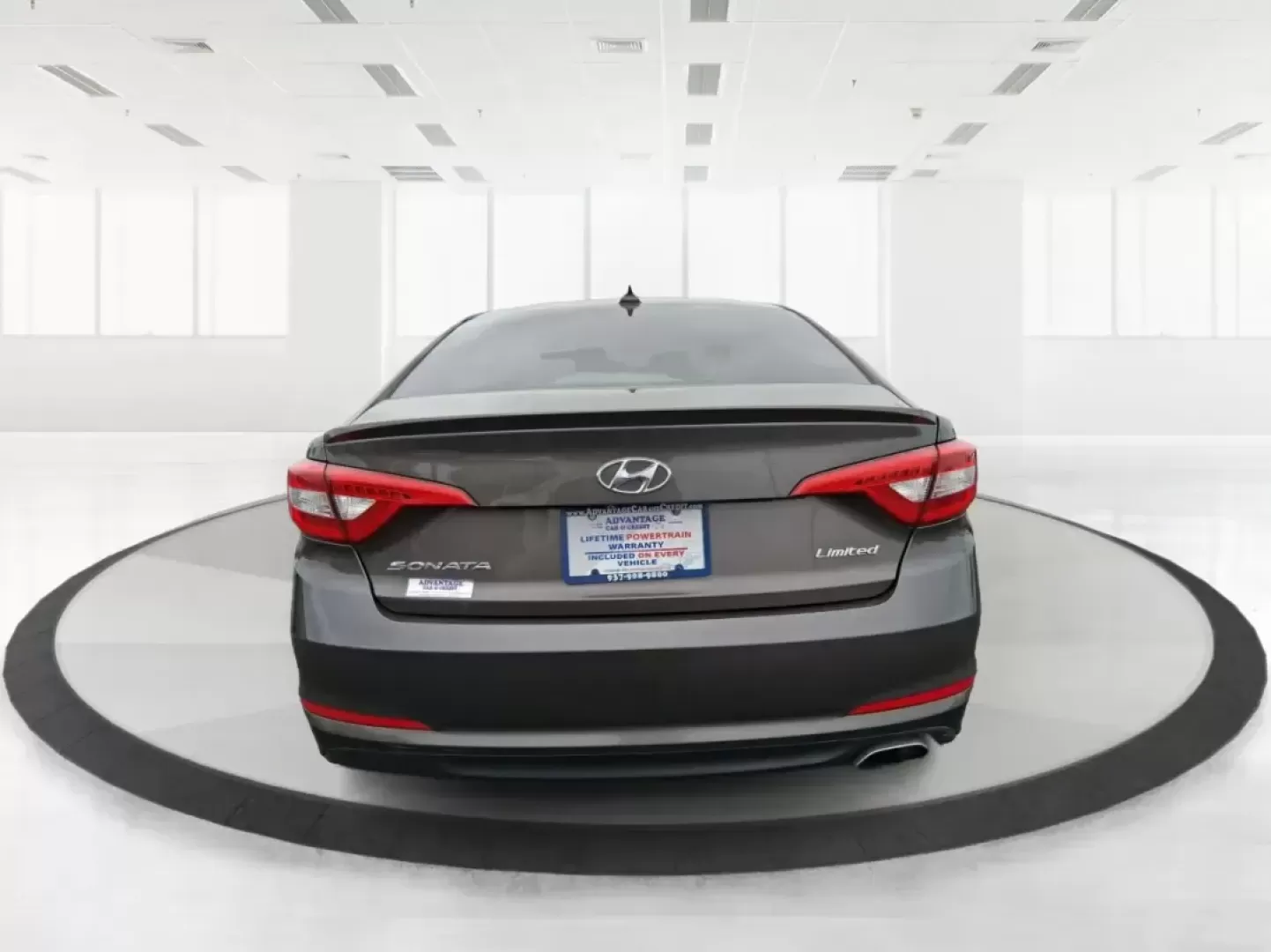 2016 Hyundai Sonata SE (5NPE24AFXGH) with an 2.4L I-4 gasoline direct injection engine, 7A transmission, located at 1184 Kauffman Ave, Fairborn, OH, 45324, (937) 908-9800, 39.807072, -84.030914 - Make every day in Fairborn feel easier-whether you're commuting to Wright-Patterson AFB, shuttling kids between school and practice, or planning a weekend drive out toward Yellow Springs and Glen Helen. This 2016 Hyundai Sonata SE sedan is built for real life: comfortable for long stretches on I675, - Photo#3