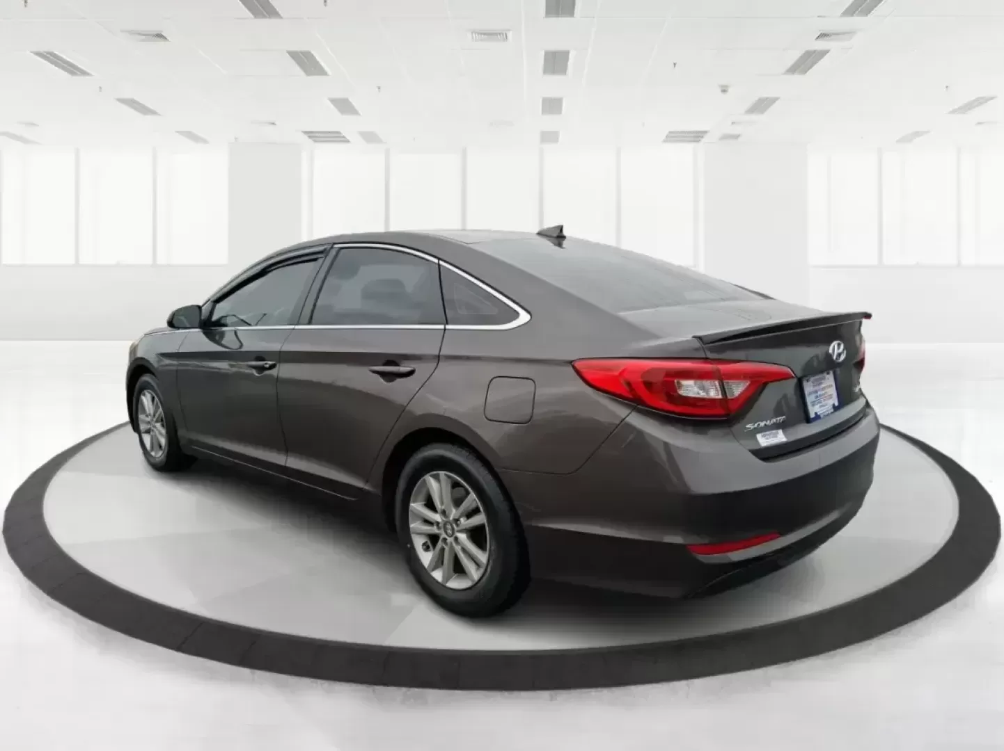 2016 Hyundai Sonata SE (5NPE24AFXGH) with an 2.4L I-4 gasoline direct injection engine, 7A transmission, located at 1184 Kauffman Ave, Fairborn, OH, 45324, (937) 908-9800, 39.807072, -84.030914 - Make every day in Fairborn feel easier-whether you're commuting to Wright-Patterson AFB, shuttling kids between school and practice, or planning a weekend drive out toward Yellow Springs and Glen Helen. This 2016 Hyundai Sonata SE sedan is built for real life: comfortable for long stretches on I675, - Photo#4