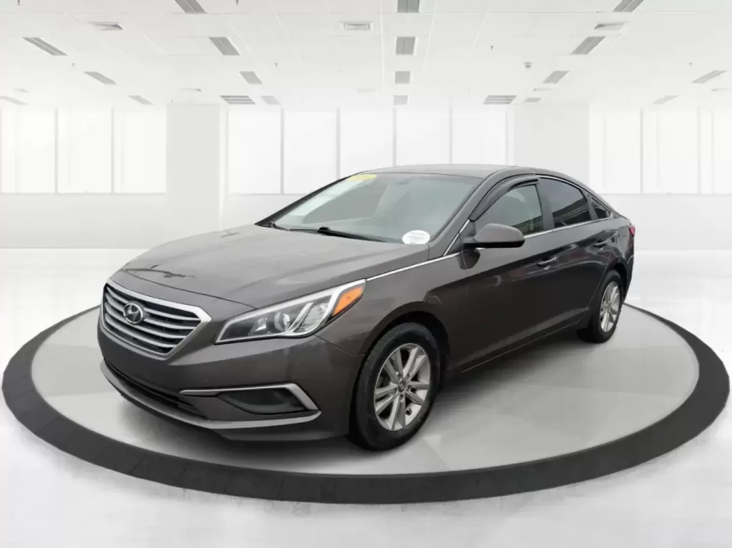 2016 Hyundai Sonata SE (5NPE24AFXGH) with an 2.4L I-4 gasoline direct injection engine, 7A transmission, located at 1184 Kauffman Ave, Fairborn, OH, 45324, (937) 908-9800, 39.807072, -84.030914 - Make every day in Fairborn feel easier-whether you're commuting to Wright-Patterson AFB, shuttling kids between school and practice, or planning a weekend drive out toward Yellow Springs and Glen Helen. This 2016 Hyundai Sonata SE sedan is built for real life: comfortable for long stretches on I675, - Photo#8