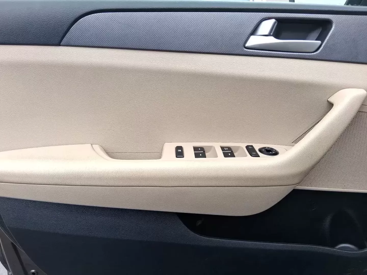 2016 Hyundai Sonata SE (5NPE24AFXGH) with an 2.4L I-4 gasoline direct injection engine, 7A transmission, located at 1184 Kauffman Ave, Fairborn, OH, 45324, (937) 908-9800, 39.807072, -84.030914 - Make every day in Fairborn feel easier-whether you're commuting to Wright-Patterson AFB, shuttling kids between school and practice, or planning a weekend drive out toward Yellow Springs and Glen Helen. This 2016 Hyundai Sonata SE sedan is built for real life: comfortable for long stretches on I675, - Photo#17