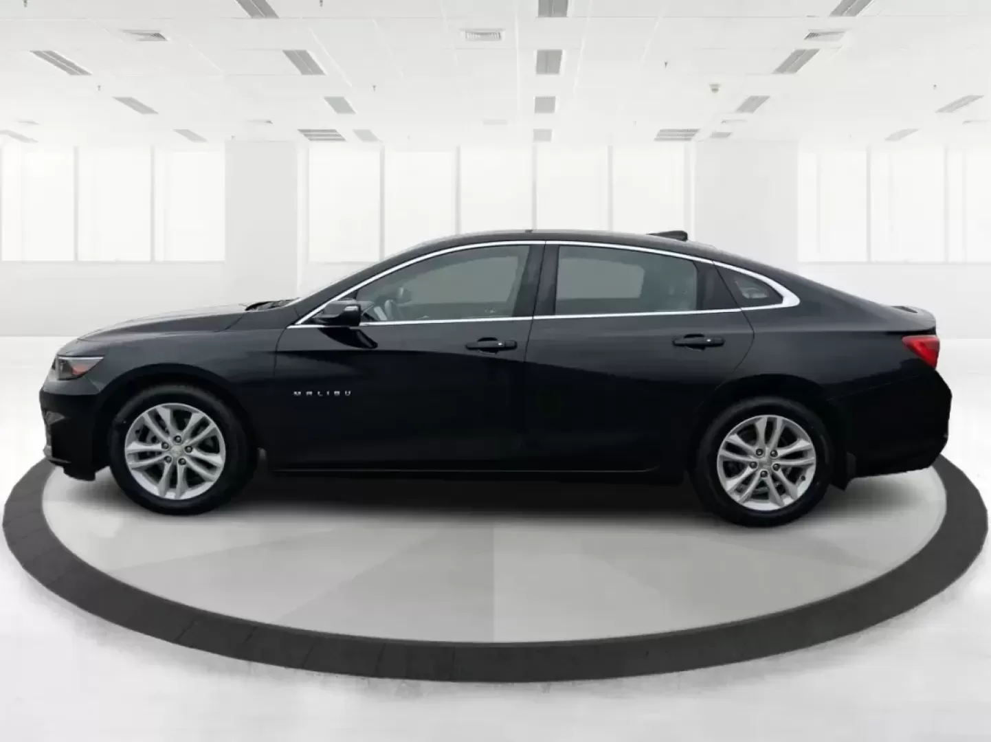 2016 Chevrolet Malibu 1LT (1G1ZE5ST4GF) with an ECOTEC 1.5L I-4 gasoline direct injection engine, 6A transmission, located at 1184 Kauffman Ave, Fairborn, OH, 45324, (937) 908-9800, 39.807072, -84.030914 - Need a dependable sedan for the daily commute to Wright-Patterson AFB, quick school drop-offs, or comfortable weekend drives to Yellow Springs? This 2016 Chevrolet Malibu 1LT is built for real life in Fairborn-efficient, easy to park, and packed with the comfort and safety features that make every m - Photo#5