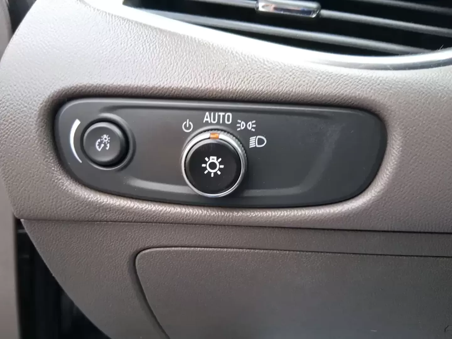 2016 Chevrolet Malibu 1LT (1G1ZE5ST4GF) with an ECOTEC 1.5L I-4 gasoline direct injection engine, 6A transmission, located at 1184 Kauffman Ave, Fairborn, OH, 45324, (937) 908-9800, 39.807072, -84.030914 - Need a dependable sedan for the daily commute to Wright-Patterson AFB, quick school drop-offs, or comfortable weekend drives to Yellow Springs? This 2016 Chevrolet Malibu 1LT is built for real life in Fairborn-efficient, easy to park, and packed with the comfort and safety features that make every m - Photo#17