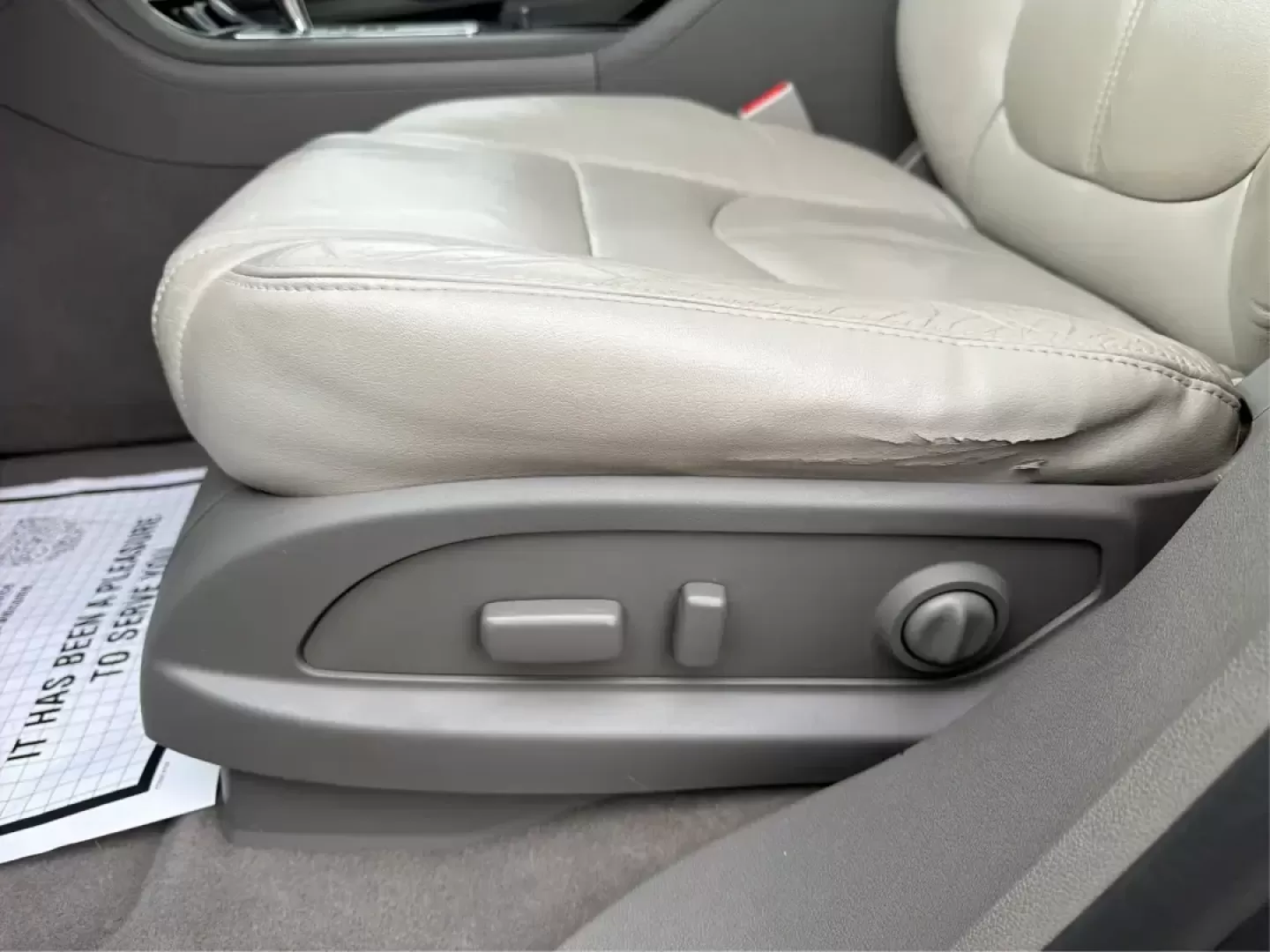 2016 Chevrolet Traverse 2LT (1GNKVHKD0GJ) with an 3.6L V-6 gasoline direct injection engine, 6-Speed Automatic transmission, located at 401 Woodman Dr, Riverside, OH, 45431, (937) 908-9800, 39.760899, -84.123421 - Pack up the kids, cue up the playlist, and point the GPS toward your next weekend getaway-this 2016 Chevrolet Traverse 2LT is the kind of roomy, confident SUV that makes school runs, long commutes, and road trips out of Riverside feel easy and comfortable. With seating flexibility, family-friendly s - Photo#18