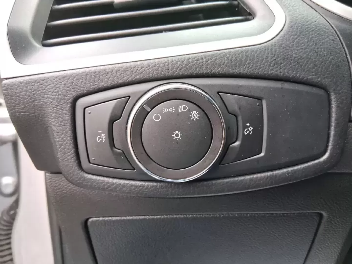 2018 Ford Edge SEL (2FMPK4J95JB) with an 2.0L L4 DOHC 16V engine, 6A transmission, located at 1230 East Main St, Xenia, OH, 45385, (937) 908-9800, 39.688026, -83.910172 - Load up the family, point the hood toward a weekend getaway, and enjoy the confident, all-weather versatility that makes an SUV the go-to choice in Ohio-this 2018 Ford Edge SEL is built for real life, from school runs and grocery trips to road trips out toward Indian Lake or a day exploring downtown - Photo#17