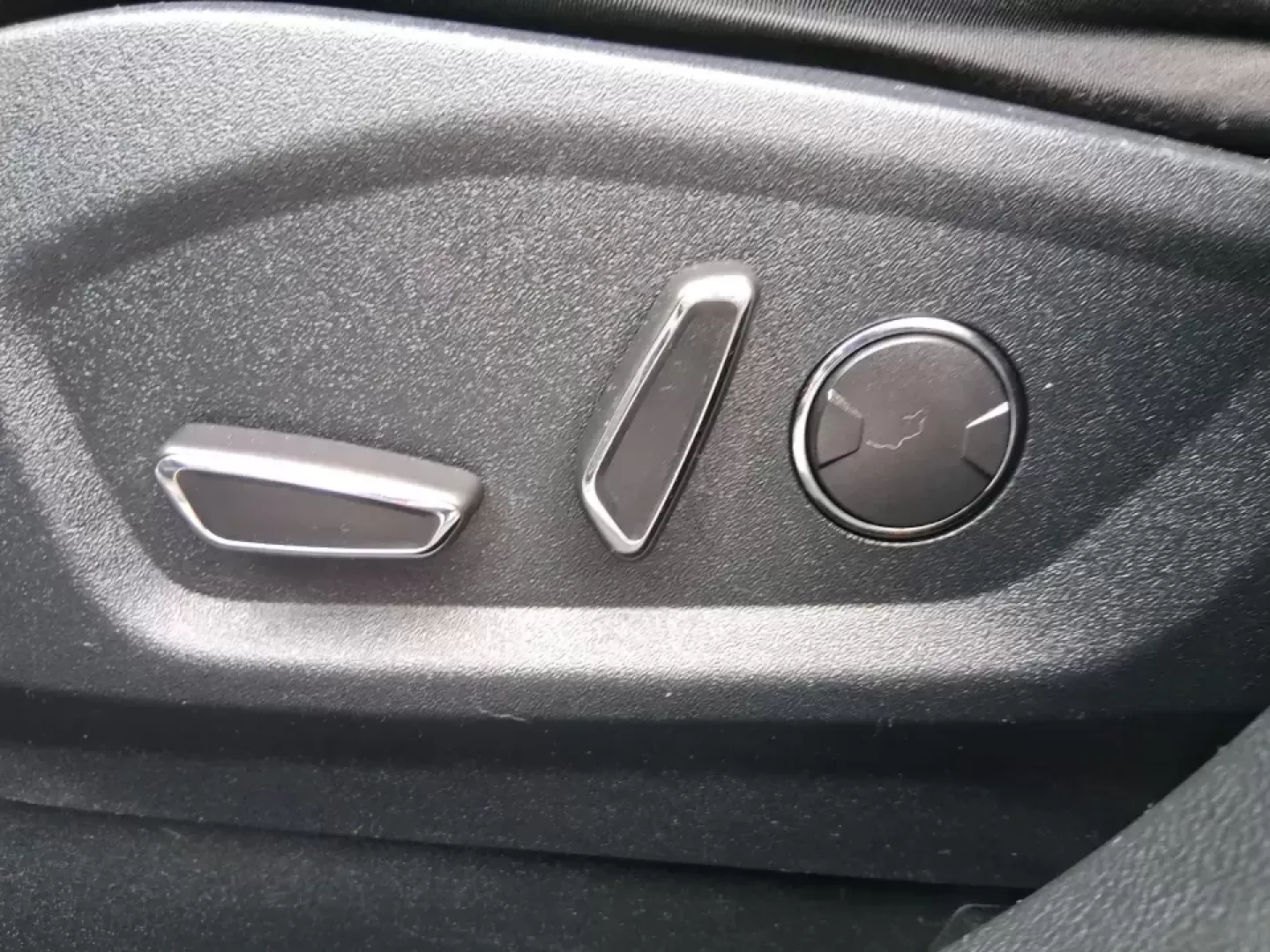 2018 Ford Edge SEL (2FMPK4J95JB) with an 2.0L L4 DOHC 16V engine, 6A transmission, located at 1230 East Main St, Xenia, OH, 45385, (937) 908-9800, 39.688026, -83.910172 - Load up the family, point the hood toward a weekend getaway, and enjoy the confident, all-weather versatility that makes an SUV the go-to choice in Ohio-this 2018 Ford Edge SEL is built for real life, from school runs and grocery trips to road trips out toward Indian Lake or a day exploring downtown - Photo#18