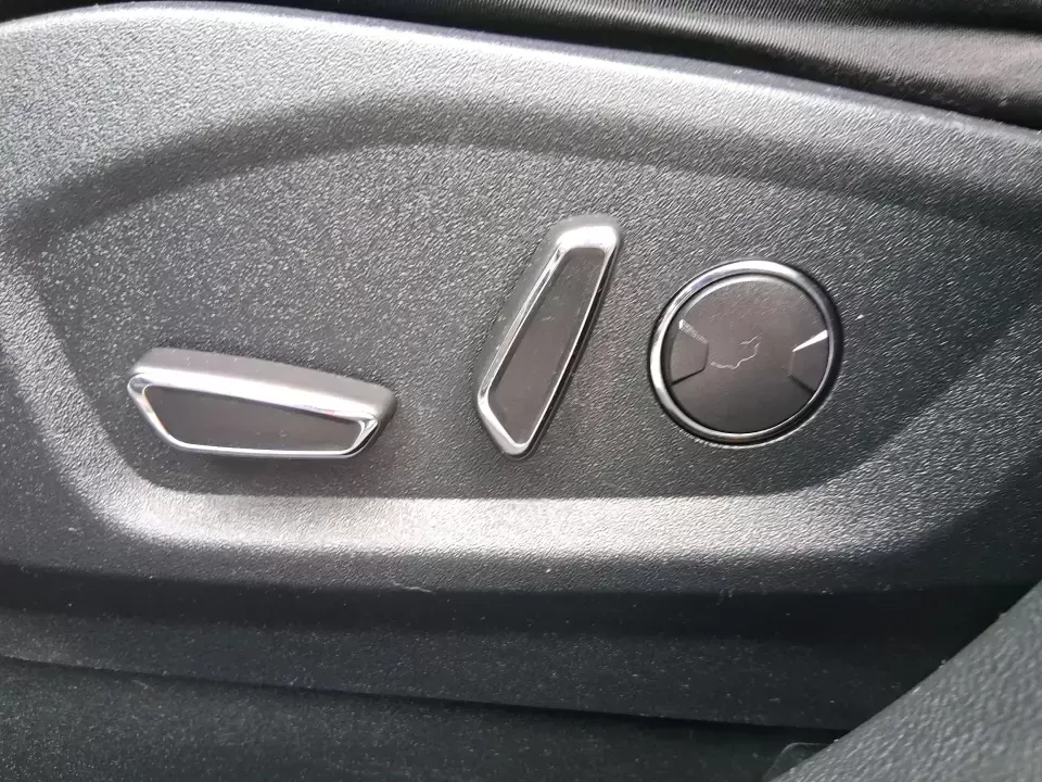 2018 Ford Edge SEL (2FMPK4J95JB) with an 2.0L L4 DOHC 16V engine, 6A transmission, located at 8750 N County Rd 25A, Piqua, OH, 45356, (937) 908-9800, 40.164391, -84.232513 - Load up the family, point the hood toward a weekend getaway, and enjoy the confident, all-weather versatility that makes an SUV the go-to choice in Ohio-this 2018 Ford Edge SEL is built for real life, from school runs and grocery trips to road trips out toward Indian Lake or a day exploring downtown - Photo#18