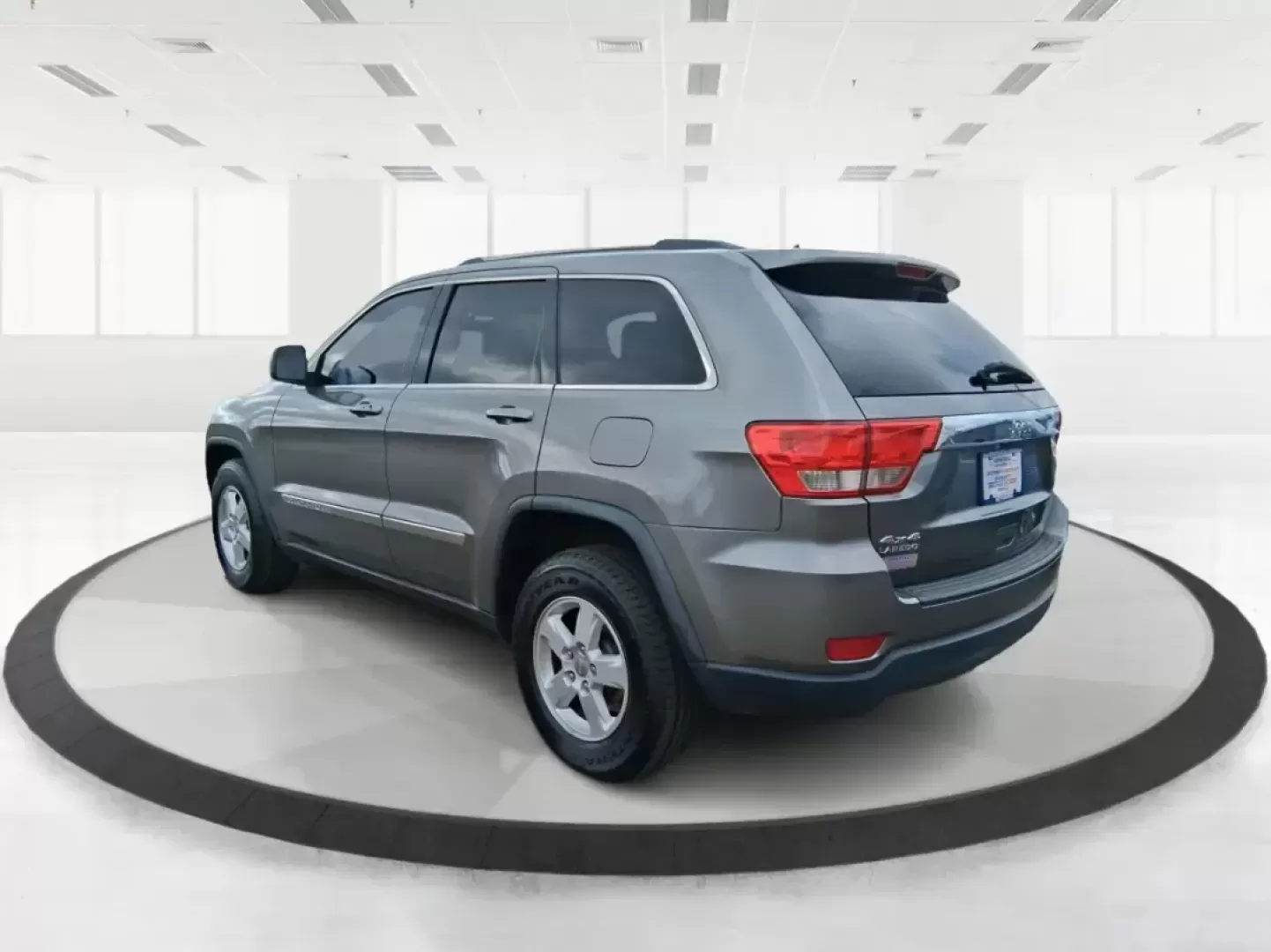 2013 Jeep Grand Cherokee Laredo (1C4RJFAG1DC) with an 3.6L V6 DOHC 24V engine, 5-Speed Automatic transmission, located at 401 Woodman Dr, Riverside, OH, 45431, (937) 908-9800, 39.760899, -84.123421 - Pack up the family, point the hood toward the next weekend getaway, and enjoy the confidence that comes with a capable SUV built for real life in Ohio. This 2013 Jeep Grand Cherokee Laredo in Mineral Gray Metallic Clearcoat is the kind of vehicle that fits your routine Monday through Friday-then tur - Photo#4