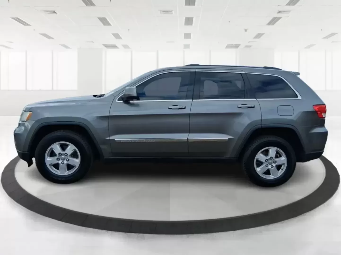 2013 Jeep Grand Cherokee Laredo (1C4RJFAG1DC) with an 3.6L V6 DOHC 24V engine, 5-Speed Automatic transmission, located at 401 Woodman Dr, Riverside, OH, 45431, (937) 908-9800, 39.760899, -84.123421 - Pack up the family, point the hood toward the next weekend getaway, and enjoy the confidence that comes with a capable SUV built for real life in Ohio. This 2013 Jeep Grand Cherokee Laredo in Mineral Gray Metallic Clearcoat is the kind of vehicle that fits your routine Monday through Friday-then tur - Photo#5