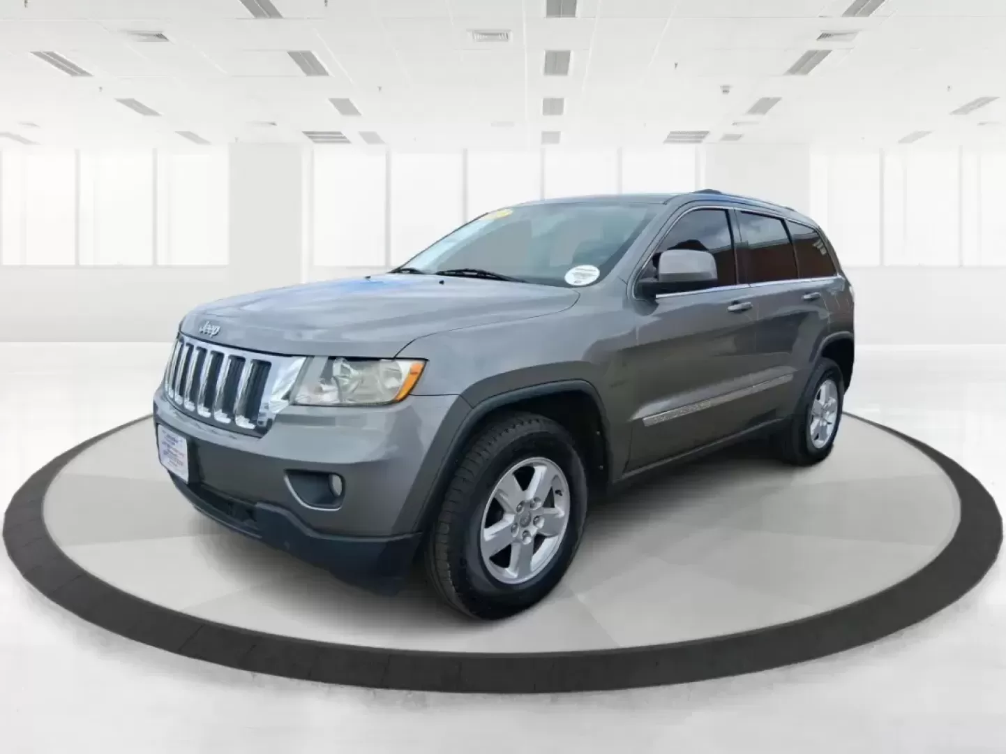 2013 Jeep Grand Cherokee Laredo (1C4RJFAG1DC) with an 3.6L V6 DOHC 24V engine, 5-Speed Automatic transmission, located at 401 Woodman Dr, Riverside, OH, 45431, (937) 908-9800, 39.760899, -84.123421 - Pack up the family, point the hood toward the next weekend getaway, and enjoy the confidence that comes with a capable SUV built for real life in Ohio. This 2013 Jeep Grand Cherokee Laredo in Mineral Gray Metallic Clearcoat is the kind of vehicle that fits your routine Monday through Friday-then tur - Photo#8