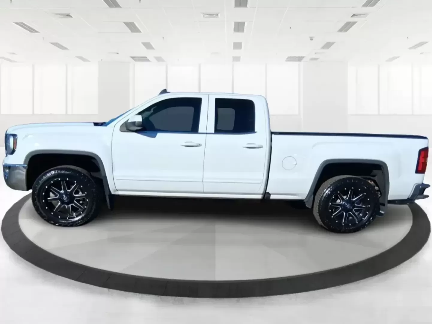 2016 GMC Sierra 1500 SLE (1GTV2MEC8GZ) with an EcoTec3 4.3L V-6 gasoline direct injection engine, 6A transmission, located at 1951 S Dayton Lakeview Rd., New Carlisle, OH, 45344, (937) 908-9800, 39.890999, -84.050255 - Need a truck that can handle Midwest weather, weekend projects, and that long stretch down I75 without breaking a sweat? This **2016 GMC Sierra 1500 SLE Double Cab 4WD** is built for real life in Moraine-whether you're hauling gear to a job site, towing the boat for a day near **Carillon Historical - Photo#5