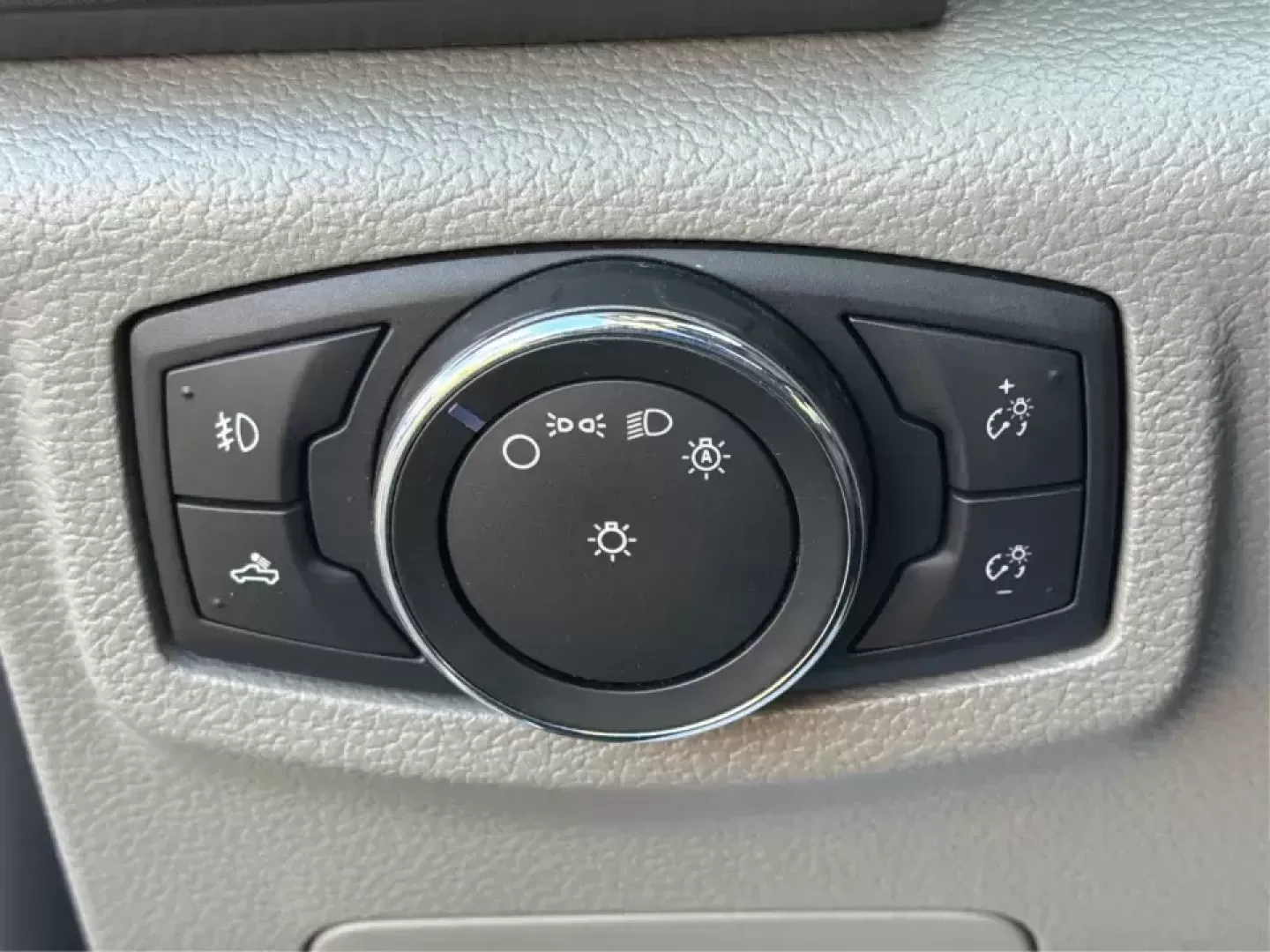 2015 Ford F-150 XLT (1FTEW1EP2FK) with an 2.7L V6 DOHC 24V engine, 6-Speed Automatic transmission, located at 1230 East Main St, Xenia, OH, 45385, (937) 908-9800, 39.688026, -83.910172 - Picture your next weekend: the bed loaded for a Greene County lake day, the family comfortable in a roomy Crew Cab, and 4WD ready when the weather turns on I35 or you decide to explore back roads outside Xenia. This 2015 Ford F-150 XLT is built for real life-work, play, towing, and everyday errands- - Photo#16