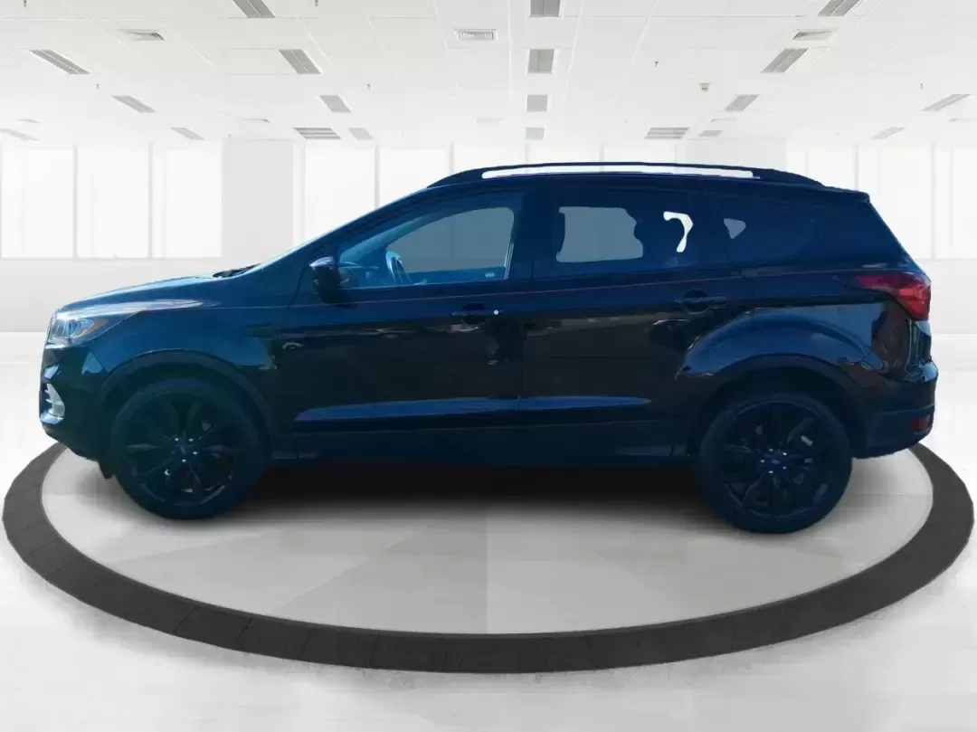 2019 Ford Escape SE (1FMCU0GD6KU) with an 1.5L L4 DOHC 16V engine, 6A transmission, located at 401 Woodman Dr, Riverside, OH, 45431, (937) 908-9800, 39.760899, -84.123421 - Need a dependable SUV for long commutes down I-675, quick school drop-offs, and weekend getaways to Carillon Historical Park or a day at the National Museum of the U.S. Air Force? This 2019 Ford Escape SE in Agate Black Metallic is built for real-life driving in and around Riverside, Ohio-comfortabl - Photo#5