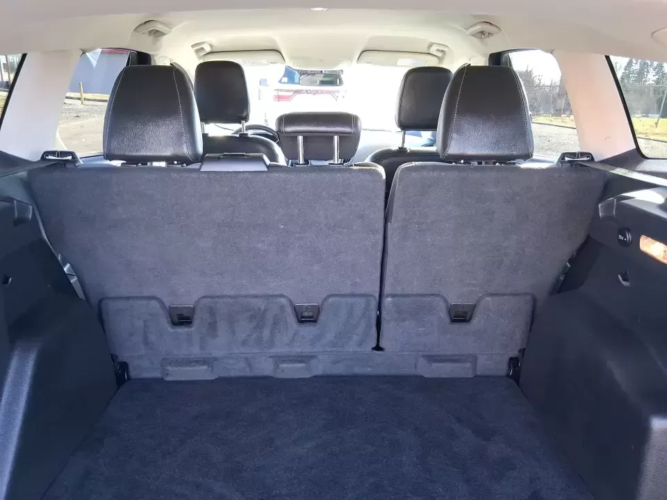 2019 Ford Escape SE (1FMCU0GD6KU) with an 1.5L L4 DOHC 16V engine, 6A transmission, located at 401 Woodman Dr, Riverside, OH, 45431, (937) 908-9800, 39.760899, -84.123421 - Need a dependable SUV for long commutes down I-675, quick school drop-offs, and weekend getaways to Carillon Historical Park or a day at the National Museum of the U.S. Air Force? This 2019 Ford Escape SE in Agate Black Metallic is built for real-life driving in and around Riverside, Ohio-comfortabl - Photo#12