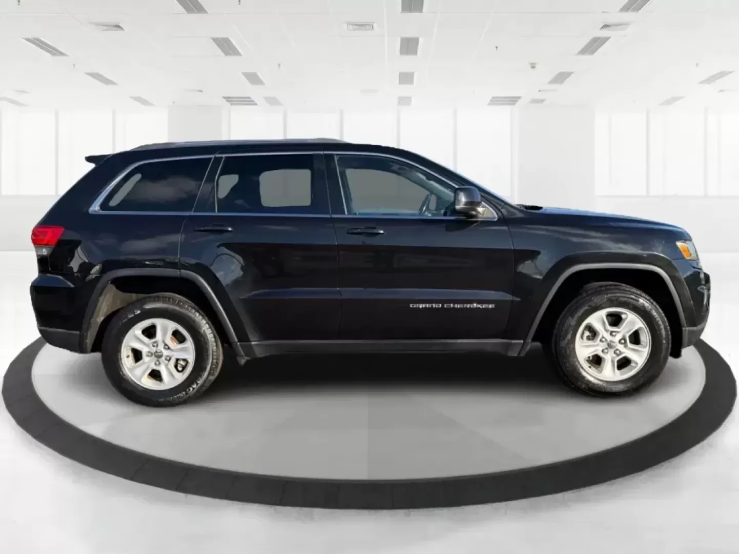2015 Jeep Grand Cherokee Laredo (1C4RJFAG7FC) with an 3.6L V-6 DOHC engine, 8-Speed Automatic transmission, located at 401 Woodman Dr, Riverside, OH, 45431, (937) 908-9800, 39.760899, -84.123421 - Picture your next weekend: you're loading up the family for a quick getaway to Caesars Creek, grabbing groceries after work, or cruising I-675 toward Dayton with a confident, comfortable SUV that feels ready for anything Ohio weather throws your way. This 2015 Jeep Grand Cherokee Laredo 4WD is built - Photo#1