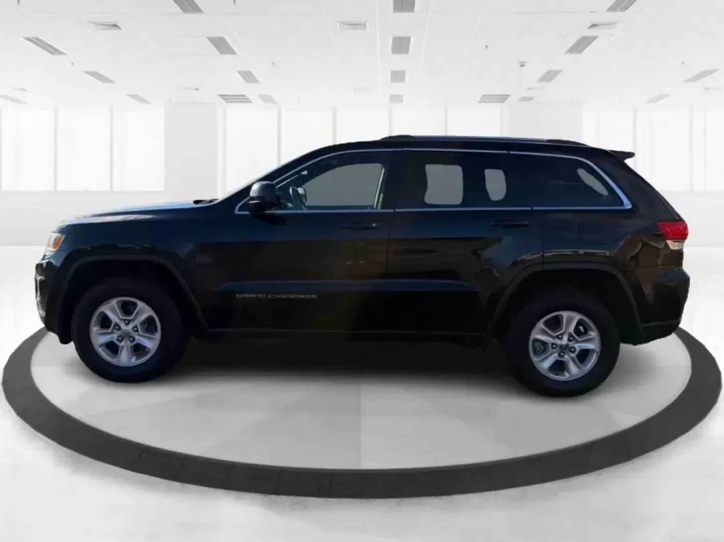 2015 Jeep Grand Cherokee Laredo (1C4RJFAG7FC) with an 3.6L V-6 DOHC engine, 8-Speed Automatic transmission, located at 401 Woodman Dr, Riverside, OH, 45431, (937) 908-9800, 39.760899, -84.123421 - Picture your next weekend: you're loading up the family for a quick getaway to Caesars Creek, grabbing groceries after work, or cruising I-675 toward Dayton with a confident, comfortable SUV that feels ready for anything Ohio weather throws your way. This 2015 Jeep Grand Cherokee Laredo 4WD is built - Photo#5