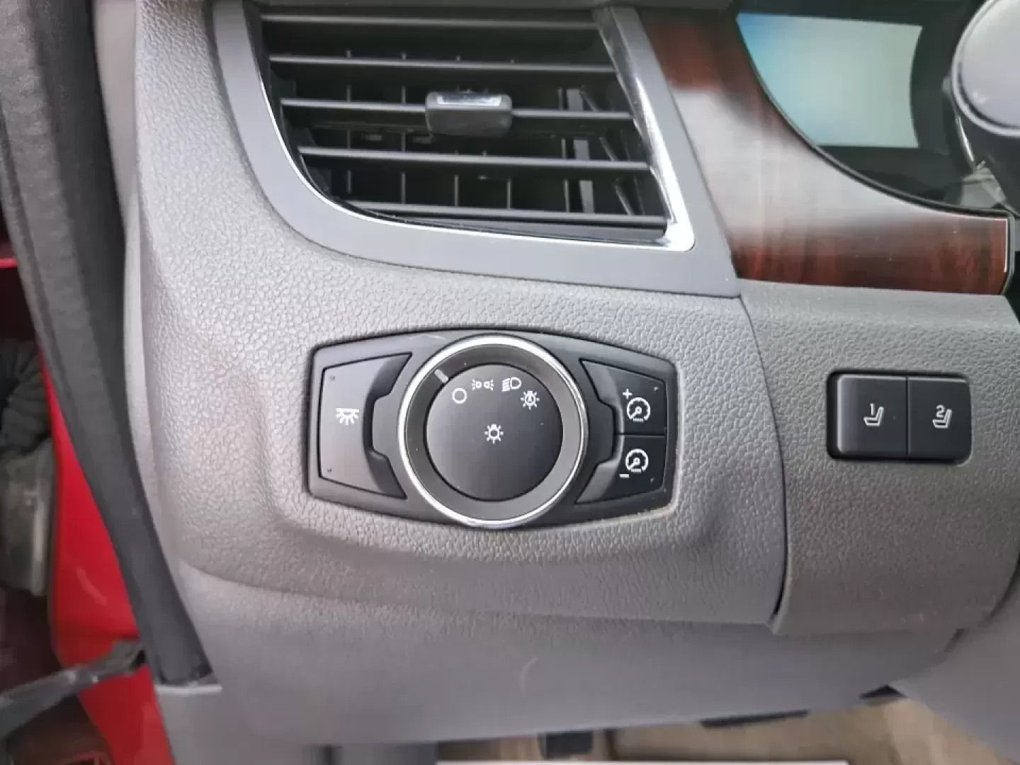 2011 Ford Edge Limited (2FMDK3KC0BB) with an 3.5L V-6 DOHC engine, 6-Speed Automatic transmission, located at 401 Woodman Dr, Riverside, OH, 45431, (937) 908-9800, 39.760899, -84.123421 - Load up the family, pack the cooler, and point the nose toward a weekend getaway-this 2011 Ford Edge Limited is the kind of SUV that fits real life in New Carlisle, from school drop-offs and grocery runs to road trips out toward Dayton or a quick escape to nearby parks. Finished in eye-catching Bord - Photo#17