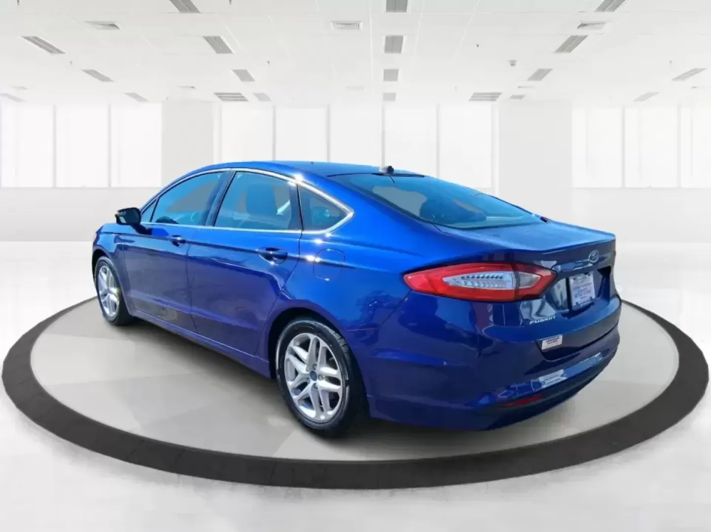 2016 Ford Fusion SE (1FA6P0H79G5) with an 2.5L L4 DOHC 16V engine, 6-Speed Automatic transmission, located at 401 Woodman Dr, Riverside, OH, 45431, (937) 908-9800, 39.760899, -84.123421 - Need a dependable sedan for the daily commute between Riverside and downtown Dayton, school drop-offs, or weekend runs out toward Wright-Patterson AFB and the National Museum of the U.S. Air Force? This 2016 Ford Fusion SE is built for real life-comfortable on longer stretches of I675, easy to park - Photo#4