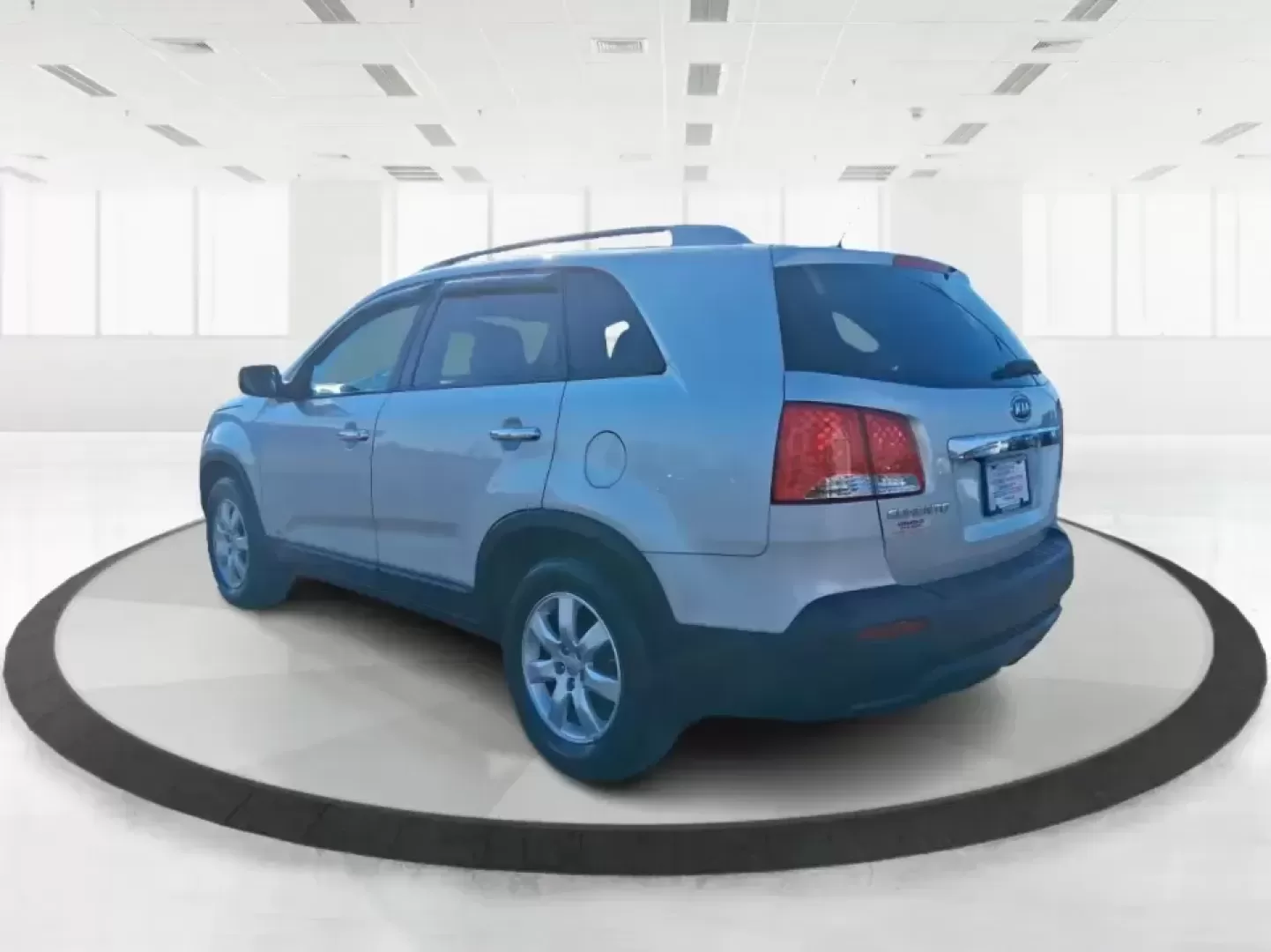 2013 Kia Sorento LX (5XYKTCA64DG) with an 2.4L I-4 gasoline direct injection engine, 6-Speed Automatic transmission, located at 1230 East Main St, Xenia, OH, 45385, (937) 908-9800, 39.688026, -83.910172 - Load up the kids, the dog, and the groceries-or point the hood toward a weekend escape at John Bryan State Park-because this 2013 Kia Sorento LX is the kind of practical SUV that fits real life in Greene County. With confident all-weather capability, flexible seating, and everyday comfort, it's idea - Photo#4