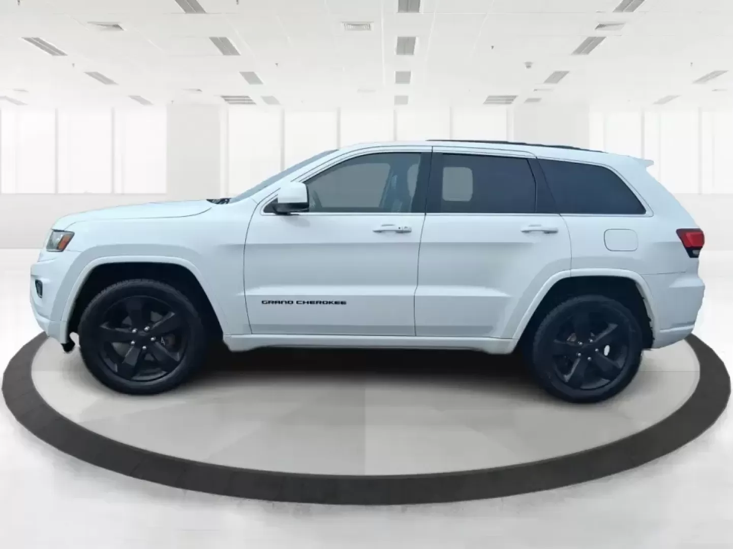 2015 Jeep Grand Cherokee Altitude (1C4RJFAG9FC) with an 3.6L V-6 DOHC engine, 8-Speed Automatic transmission, located at 1099 N County Rd 25A , Troy, OH, 45373, (937) 908-9800, 40.057079, -84.212883 - Weekend getaways to Hocking Hills, snowy school runs, or a confident daily commute up I75 feel easier when your SUV is built for real Ohio weather and real-life schedules. This 2015 Jeep Grand Cherokee Altitude in Bright White Clearcoat is the kind of capable, comfortable SUV that fits busy families - Photo#5