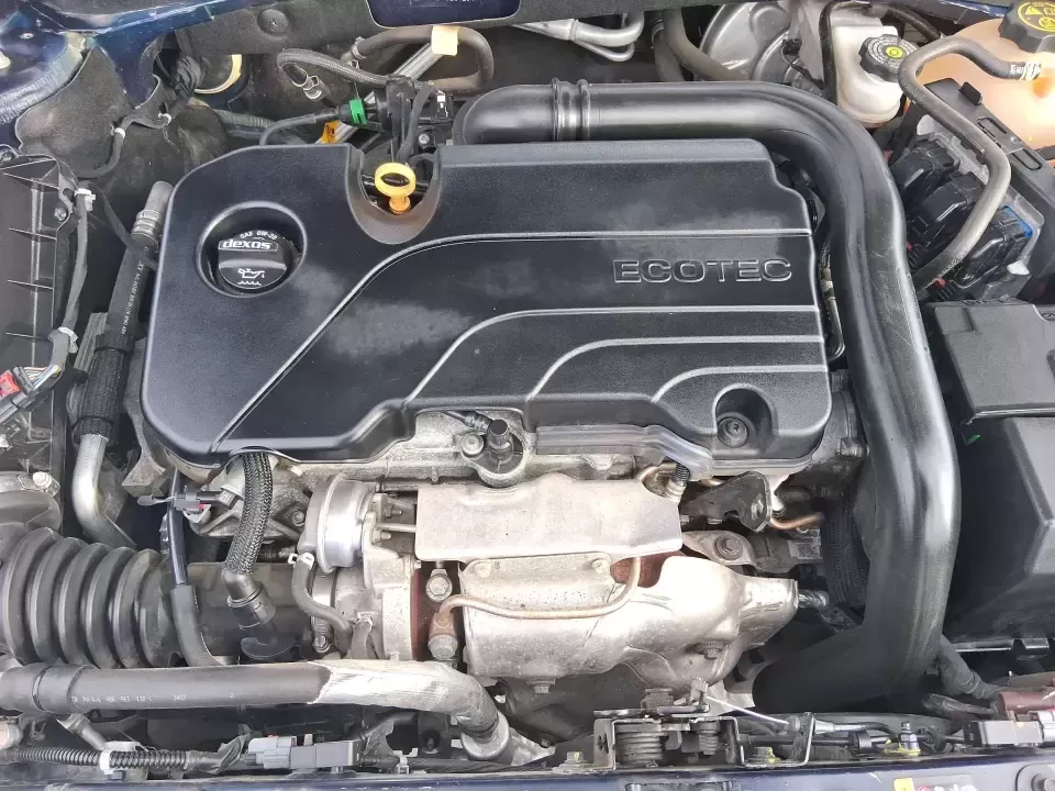 2018 Chevrolet Malibu LT (1G1ZD5STXJF) with an ECOTEC 1.5L I-4 gasoline direct injection engine, 6A transmission, located at 1230 East Main St, Xenia, OH, 45385, (937) 908-9800, 39.688026, -83.910172 - Need a dependable sedan that can handle the weekday commute, weekend errands, and the occasional I-75 road trip without draining your budget? This 2018 Chevrolet Malibu LT is built for real life in Troy-comfortable for long drives, efficient on regular unleaded, and roomy enough for growing families - Photo#11