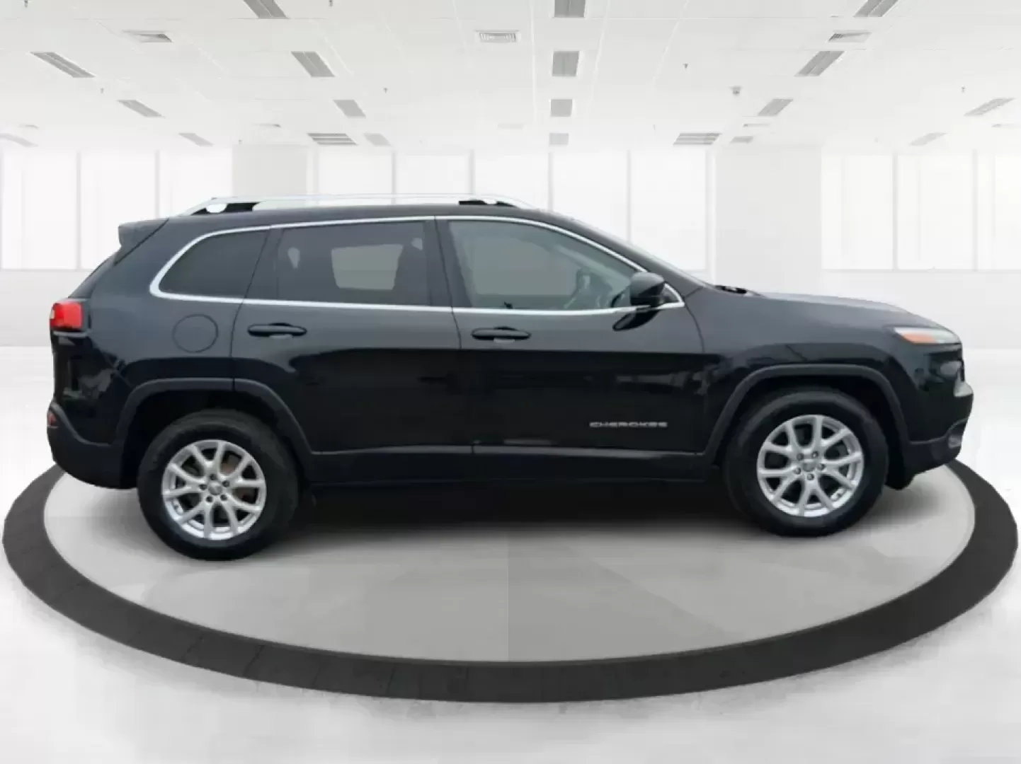 2015 Jeep Cherokee Latitude (1C4PJMCBXFW) with an 2.4L L4 DOHC 16V engine, 9-Speed Automatic transmission, located at 1230 East Main St, Xenia, OH, 45385, (937) 908-9800, 39.688026, -83.910172 - Weekend escapes to John Bryan State Park, snowy school runs, and everyday commuting up US35 feel a lot easier when you're driving a capable crossover that's comfortable, confident, and ready for Ohio weather. This 2015 Jeep Cherokee Latitude is a smart fit for busy families in Beavercreek, professio - Photo#1