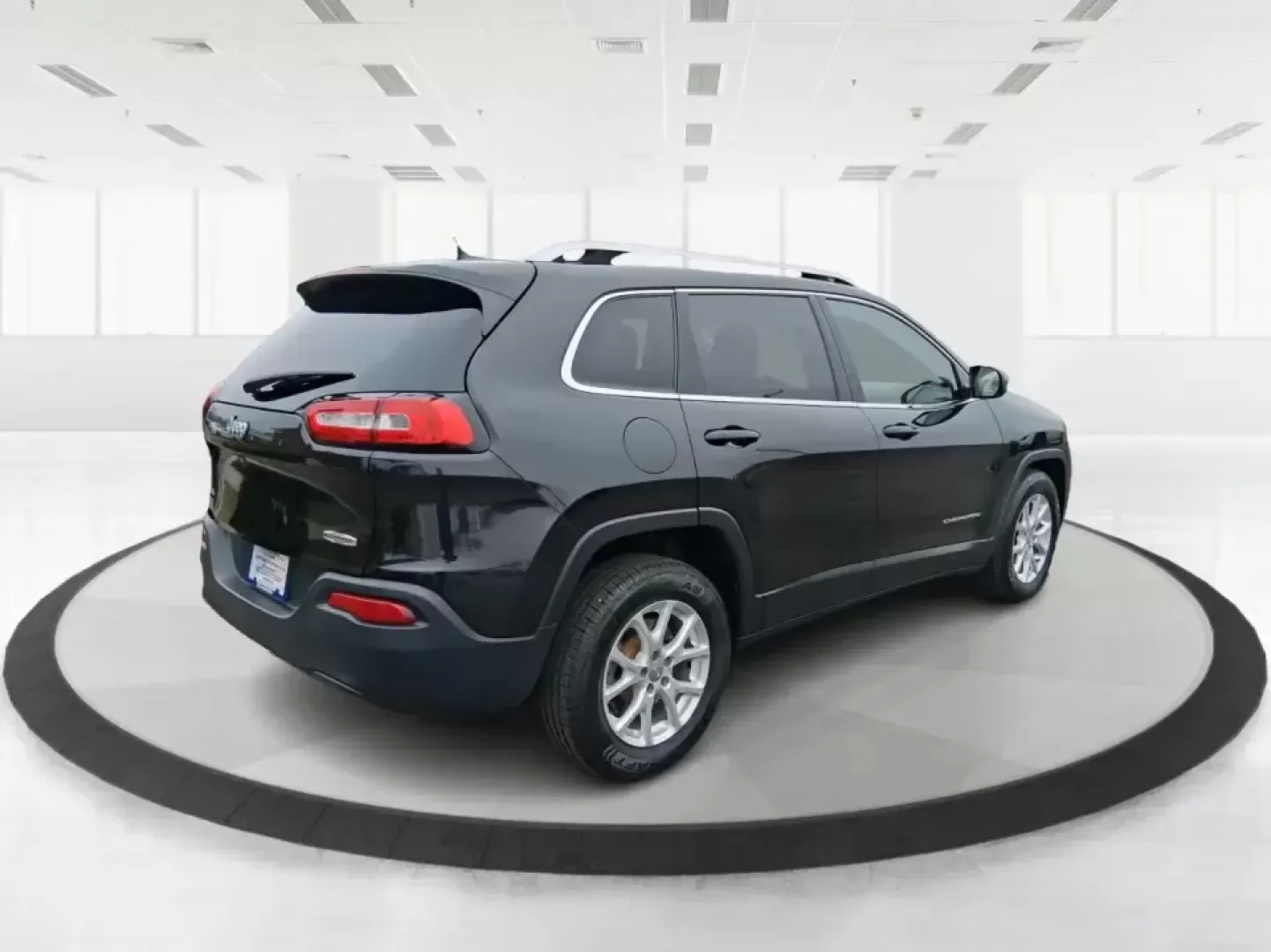 2015 Jeep Cherokee Latitude (1C4PJMCBXFW) with an 2.4L L4 DOHC 16V engine, 9-Speed Automatic transmission, located at 1230 East Main St, Xenia, OH, 45385, (937) 908-9800, 39.688026, -83.910172 - Weekend escapes to John Bryan State Park, snowy school runs, and everyday commuting up US35 feel a lot easier when you're driving a capable crossover that's comfortable, confident, and ready for Ohio weather. This 2015 Jeep Cherokee Latitude is a smart fit for busy families in Beavercreek, professio - Photo#2