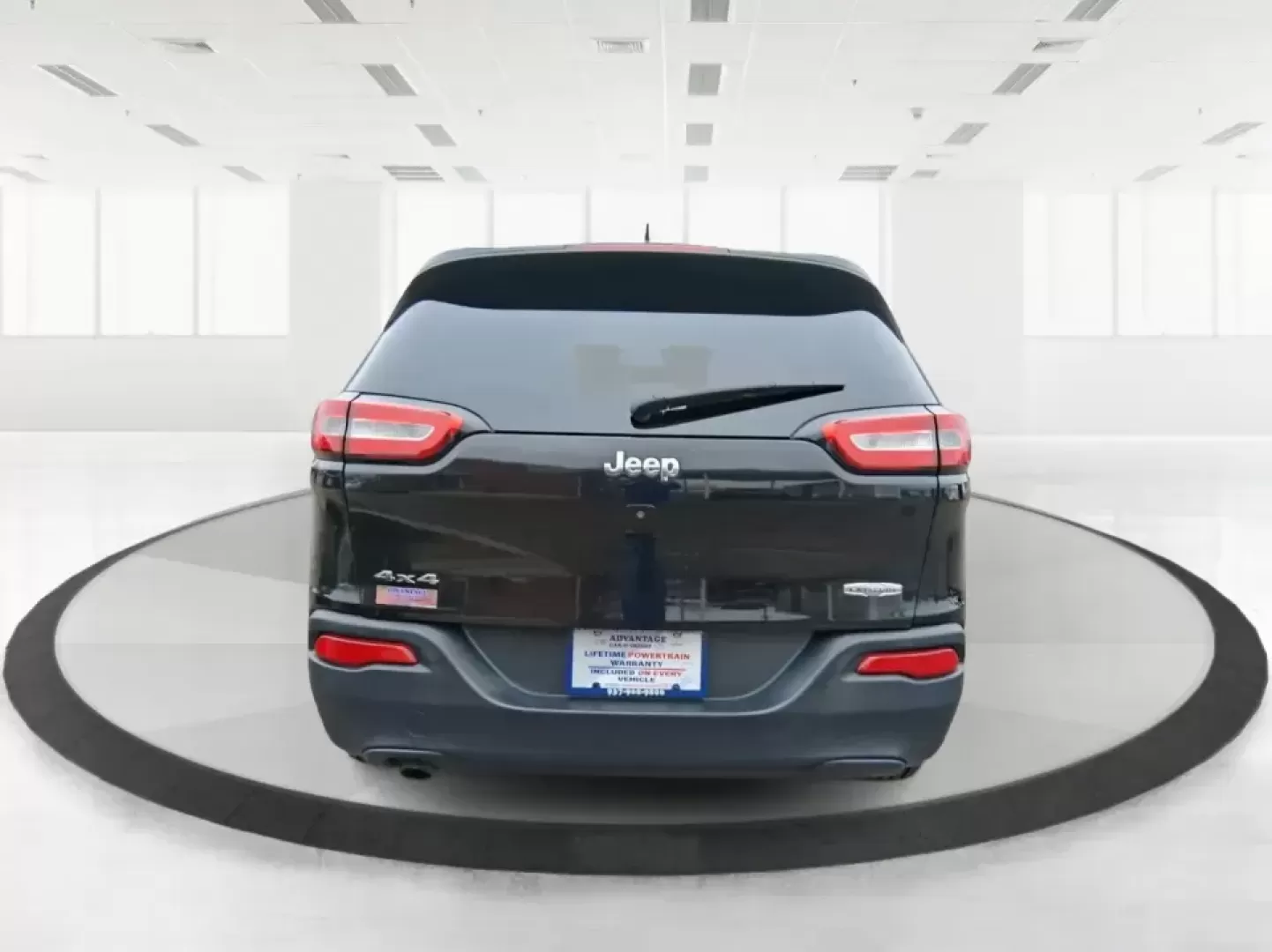 2015 Jeep Cherokee Latitude (1C4PJMCBXFW) with an 2.4L L4 DOHC 16V engine, 9-Speed Automatic transmission, located at 1230 East Main St, Xenia, OH, 45385, (937) 908-9800, 39.688026, -83.910172 - Weekend escapes to John Bryan State Park, snowy school runs, and everyday commuting up US35 feel a lot easier when you're driving a capable crossover that's comfortable, confident, and ready for Ohio weather. This 2015 Jeep Cherokee Latitude is a smart fit for busy families in Beavercreek, professio - Photo#3