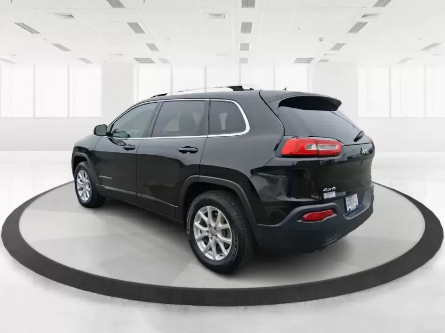 2015 Jeep Cherokee Latitude (1C4PJMCBXFW) with an 2.4L L4 DOHC 16V engine, 9-Speed Automatic transmission, located at 1230 East Main St, Xenia, OH, 45385, (937) 908-9800, 39.688026, -83.910172 - Weekend escapes to John Bryan State Park, snowy school runs, and everyday commuting up US35 feel a lot easier when you're driving a capable crossover that's comfortable, confident, and ready for Ohio weather. This 2015 Jeep Cherokee Latitude is a smart fit for busy families in Beavercreek, professio - Photo#4