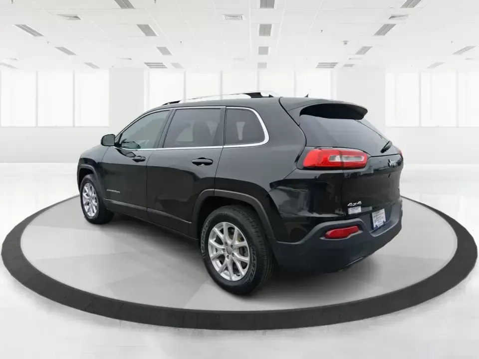 2015 Jeep Cherokee Latitude (1C4PJMCBXFW) with an 2.4L L4 DOHC 16V engine, 9-Speed Automatic transmission, located at 1230 East Main St, Xenia, OH, 45385, (937) 908-9800, 39.688026, -83.910172 - Weekend escapes to John Bryan State Park, snowy school runs, and everyday commuting up US35 feel a lot easier when you're driving a capable crossover that's comfortable, confident, and ready for Ohio weather. This 2015 Jeep Cherokee Latitude is a smart fit for busy families in Beavercreek, professio - Photo#4