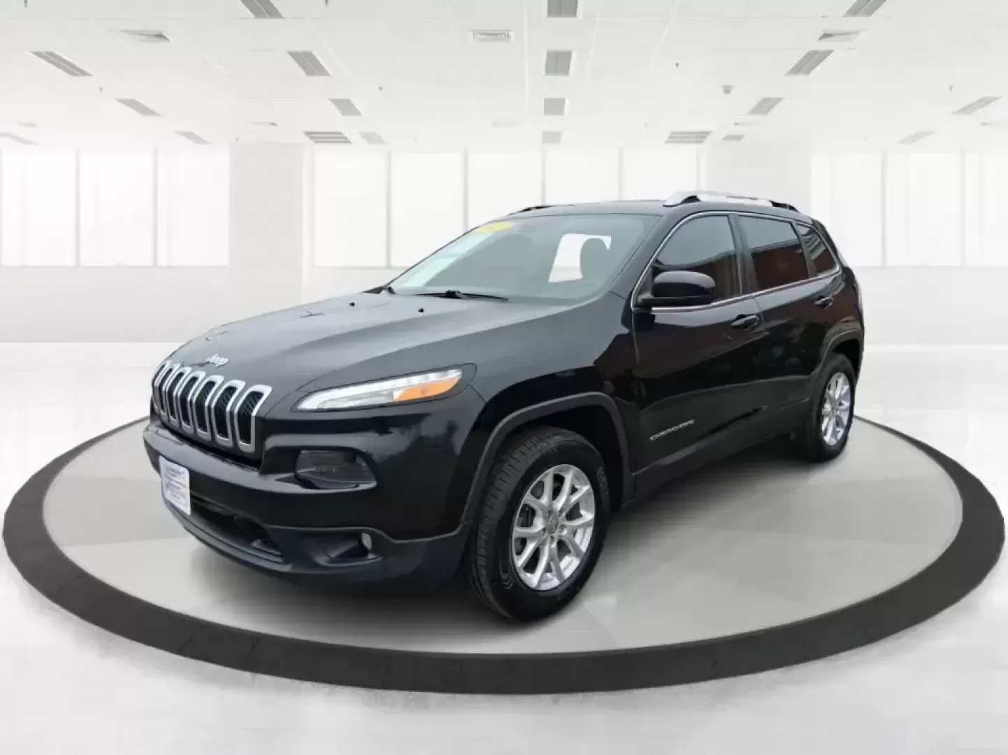 2015 Jeep Cherokee Latitude (1C4PJMCBXFW) with an 2.4L L4 DOHC 16V engine, 9-Speed Automatic transmission, located at 1230 East Main St, Xenia, OH, 45385, (937) 908-9800, 39.688026, -83.910172 - Weekend escapes to John Bryan State Park, snowy school runs, and everyday commuting up US35 feel a lot easier when you're driving a capable crossover that's comfortable, confident, and ready for Ohio weather. This 2015 Jeep Cherokee Latitude is a smart fit for busy families in Beavercreek, professio - Photo#8