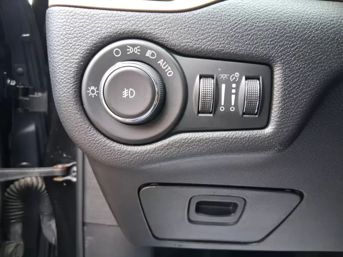 2015 Jeep Cherokee Latitude (1C4PJMCBXFW) with an 2.4L L4 DOHC 16V engine, 9-Speed Automatic transmission, located at 1230 East Main St, Xenia, OH, 45385, (937) 908-9800, 39.688026, -83.910172 - Weekend escapes to John Bryan State Park, snowy school runs, and everyday commuting up US35 feel a lot easier when you're driving a capable crossover that's comfortable, confident, and ready for Ohio weather. This 2015 Jeep Cherokee Latitude is a smart fit for busy families in Beavercreek, professio - Photo#17