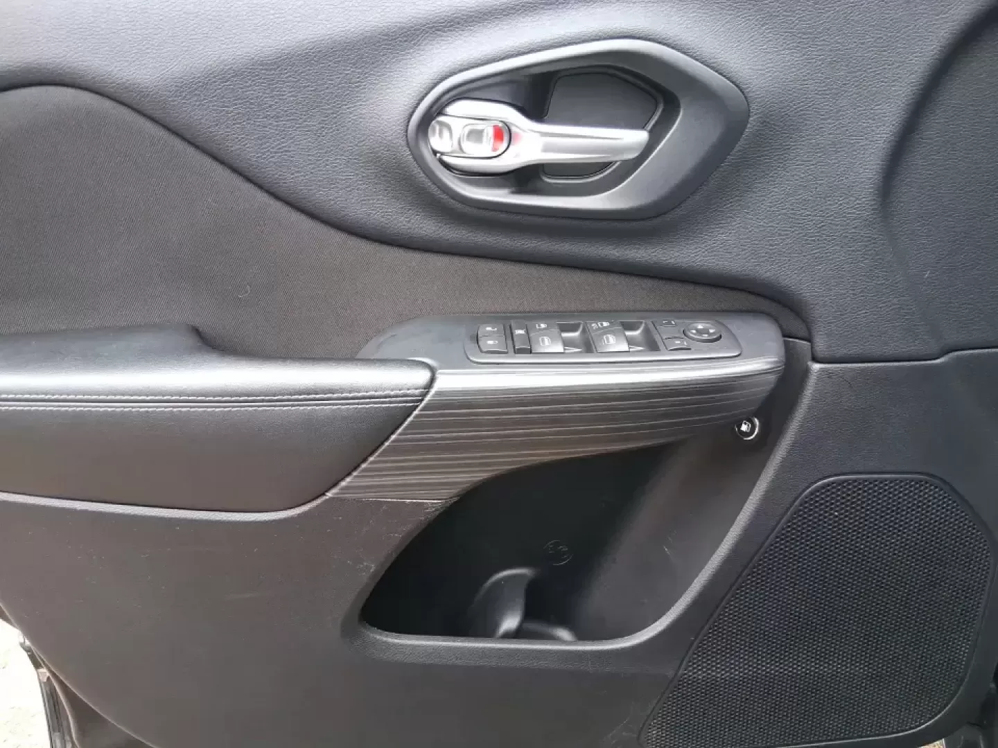 2015 Jeep Cherokee Latitude (1C4PJMCBXFW) with an 2.4L L4 DOHC 16V engine, 9-Speed Automatic transmission, located at 1230 East Main St, Xenia, OH, 45385, (937) 908-9800, 39.688026, -83.910172 - Weekend escapes to John Bryan State Park, snowy school runs, and everyday commuting up US35 feel a lot easier when you're driving a capable crossover that's comfortable, confident, and ready for Ohio weather. This 2015 Jeep Cherokee Latitude is a smart fit for busy families in Beavercreek, professio - Photo#18