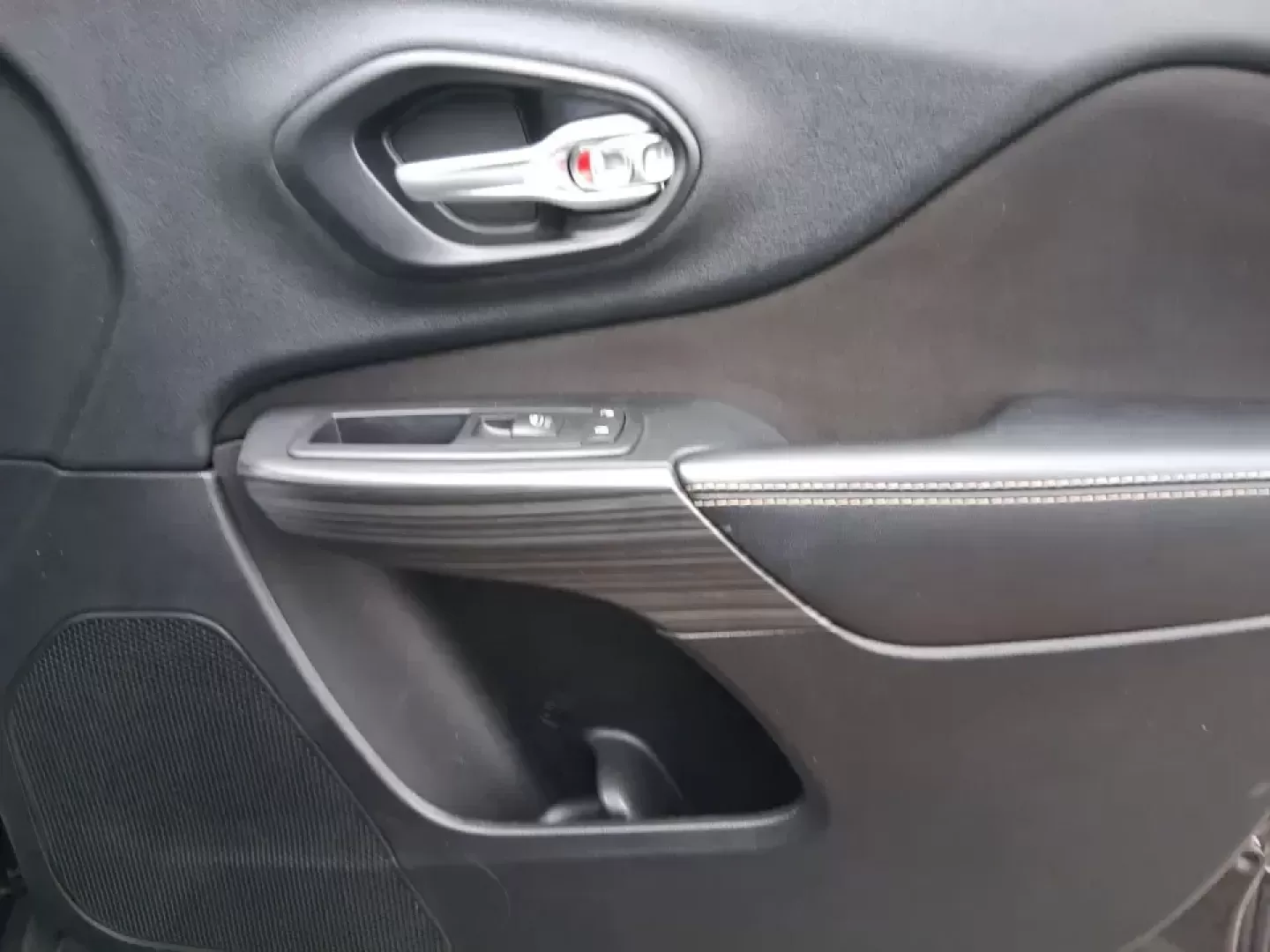 2015 Jeep Cherokee Latitude (1C4PJMCBXFW) with an 2.4L L4 DOHC 16V engine, 9-Speed Automatic transmission, located at 1230 East Main St, Xenia, OH, 45385, (937) 908-9800, 39.688026, -83.910172 - Weekend escapes to John Bryan State Park, snowy school runs, and everyday commuting up US35 feel a lot easier when you're driving a capable crossover that's comfortable, confident, and ready for Ohio weather. This 2015 Jeep Cherokee Latitude is a smart fit for busy families in Beavercreek, professio - Photo#19