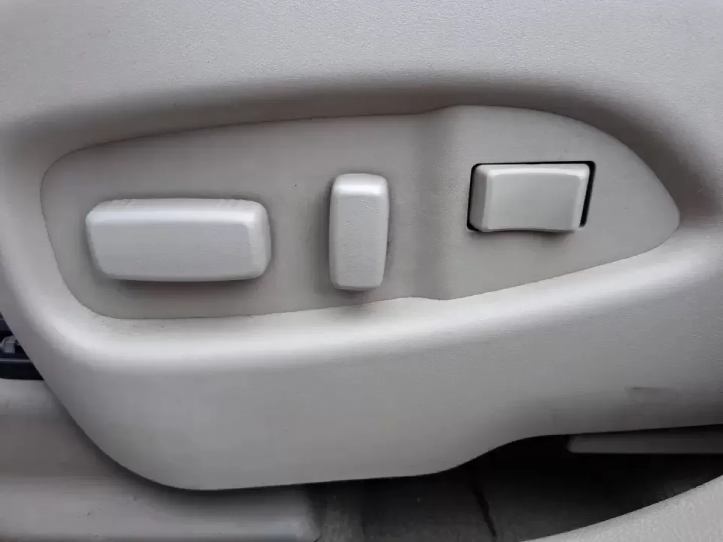 2013 Cadillac SRX Luxury Collection (3GYFNGE3XDS) with an 3.6L V-6 gasoline direct injection engine, 6-Speed Automatic transmission, located at 1230 East Main St, Xenia, OH, 45385, (937) 908-9800, 39.688026, -83.910172 - Make every day feel a little more first-class-whether you're commuting from Xenia to Beavercreek, planning a family run to the Greene County Fairgrounds, or loading up for a weekend getaway through Clifton Gorge. This 2013 Cadillac SRX Luxury Collection is the kind of SUV that fits real life: comfor - Photo#17