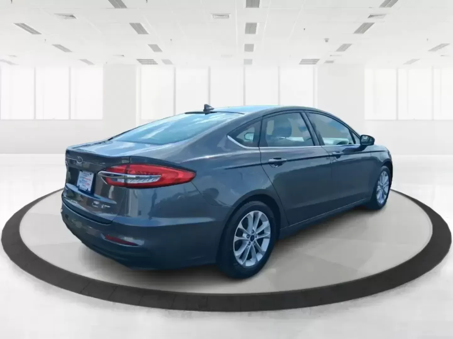 2019 Ford Fusion SE (3FA6P0H74KR) with an 2.5L L4 DOHC 16V engine, 6A transmission, located at 4508 South Dixie Dr, Moraine, OH, 45439, (937) 908-9800, 39.689976, -84.218452 - Need a reliable commuter sedan that can handle the daily grind from Riverside to Downtown Dayton, plus weekend runs to The Greene or a quick getaway to Carillon Historical Park? This 2019 Ford Fusion SE is built for real life-comfortable for long commutes, efficient on regular unleaded, and packed w - Photo#2