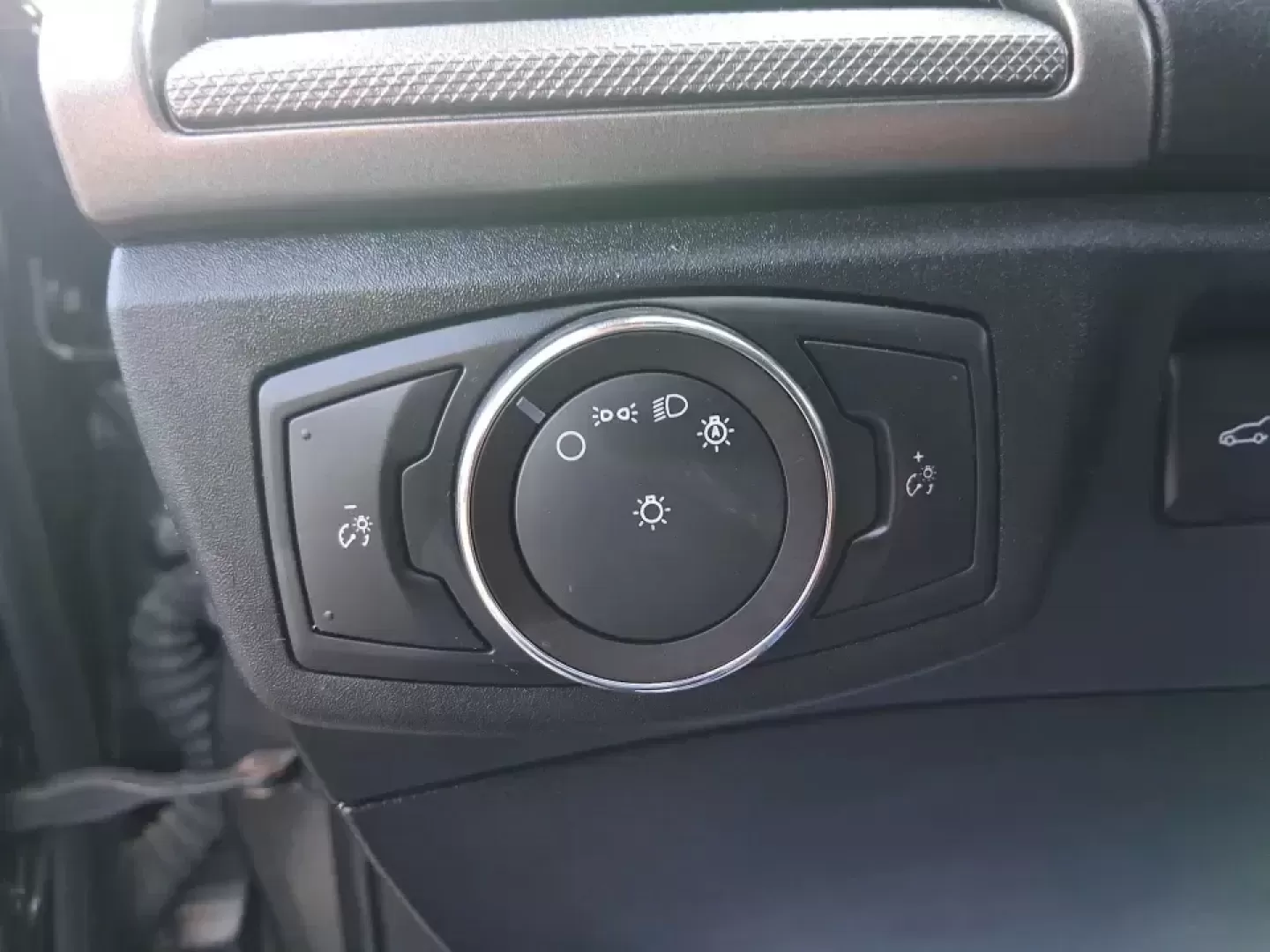 2019 Ford Fusion SE (3FA6P0H74KR) with an 2.5L L4 DOHC 16V engine, 6A transmission, located at 4508 South Dixie Dr, Moraine, OH, 45439, (937) 908-9800, 39.689976, -84.218452 - Need a reliable commuter sedan that can handle the daily grind from Riverside to Downtown Dayton, plus weekend runs to The Greene or a quick getaway to Carillon Historical Park? This 2019 Ford Fusion SE is built for real life-comfortable for long commutes, efficient on regular unleaded, and packed w - Photo#17