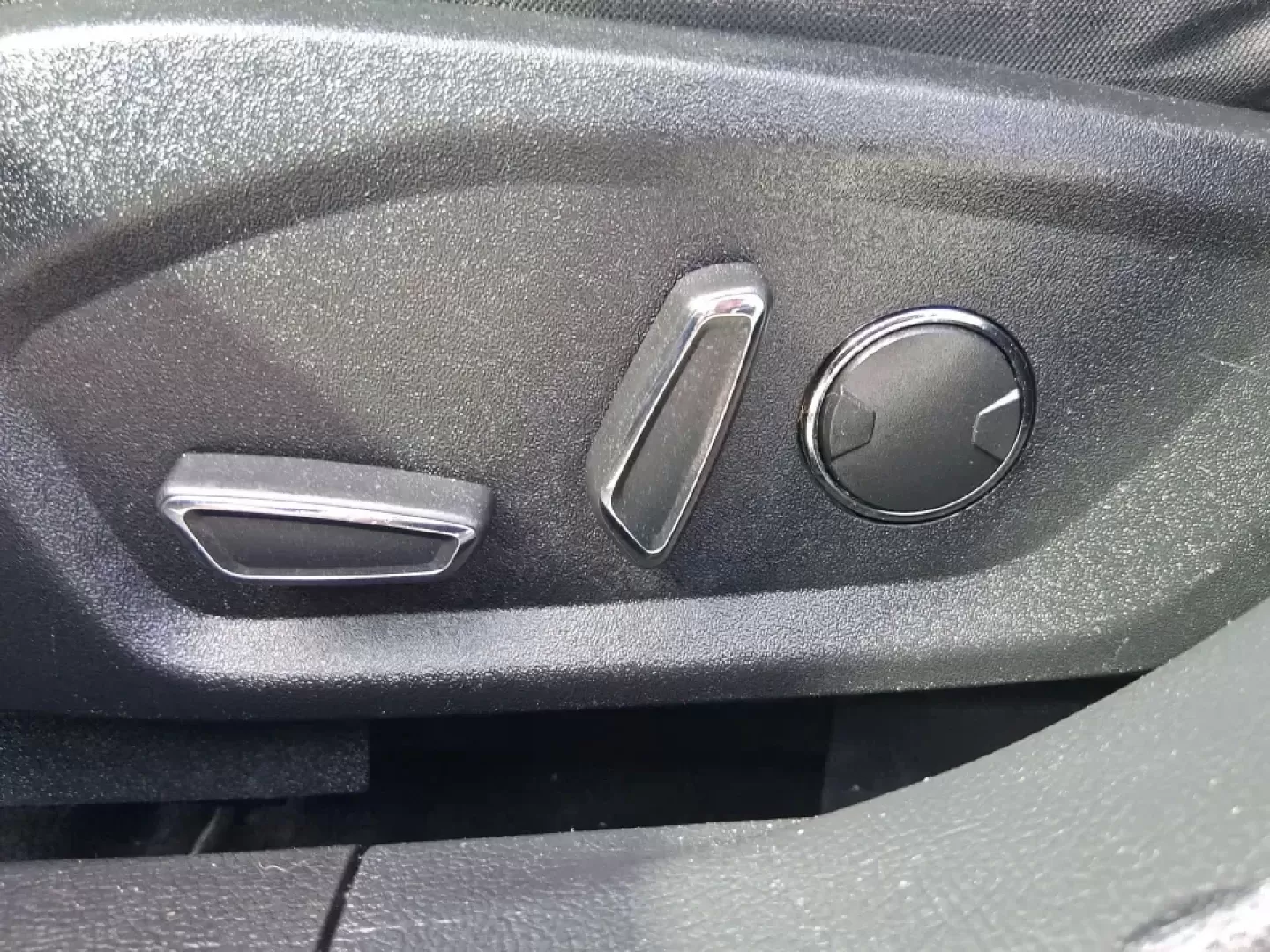 2019 Ford Fusion SE (3FA6P0H74KR) with an 2.5L L4 DOHC 16V engine, 6A transmission, located at 4508 South Dixie Dr, Moraine, OH, 45439, (937) 908-9800, 39.689976, -84.218452 - Need a reliable commuter sedan that can handle the daily grind from Riverside to Downtown Dayton, plus weekend runs to The Greene or a quick getaway to Carillon Historical Park? This 2019 Ford Fusion SE is built for real life-comfortable for long commutes, efficient on regular unleaded, and packed w - Photo#18