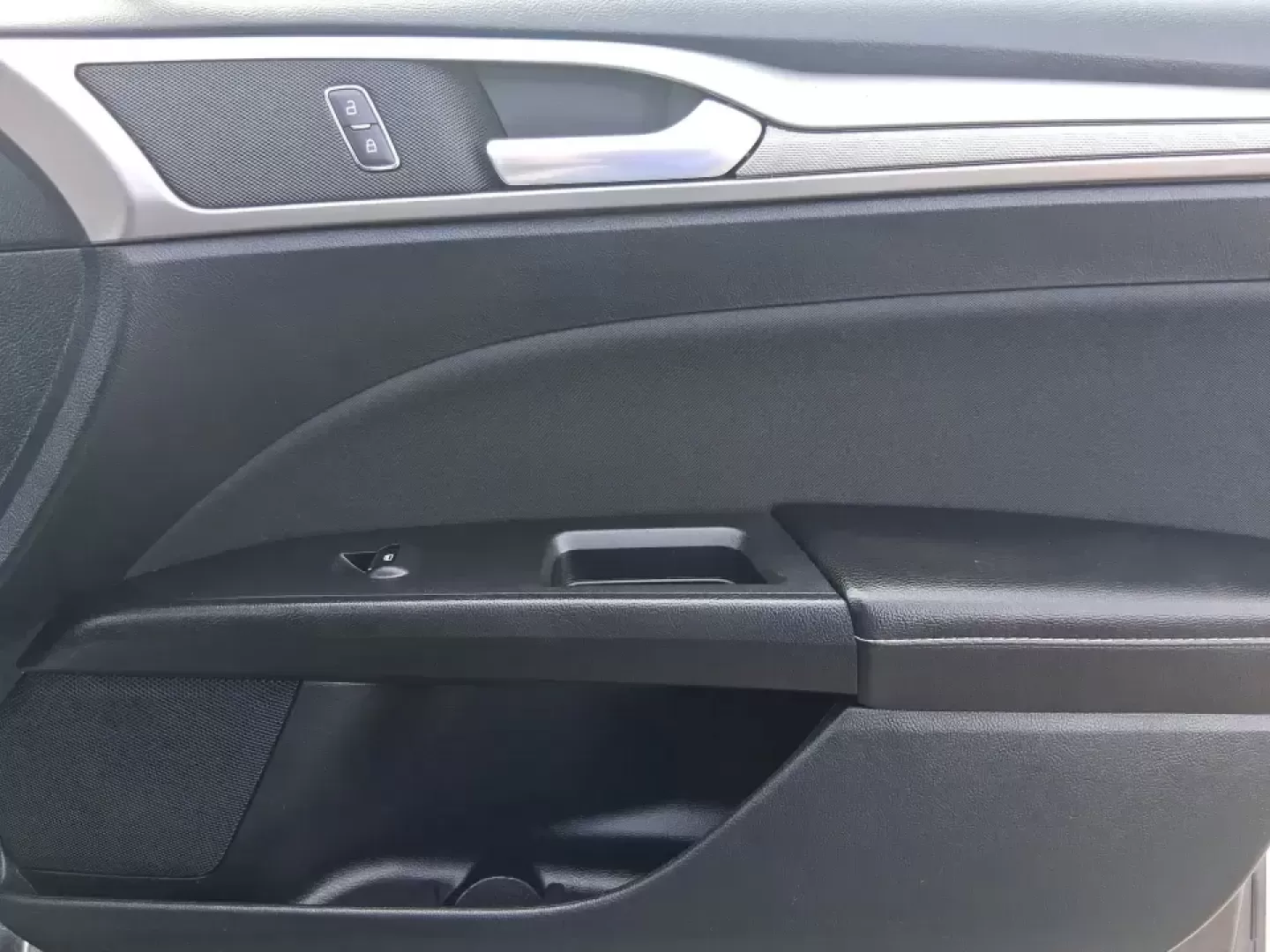 2019 Ford Fusion SE (3FA6P0H74KR) with an 2.5L L4 DOHC 16V engine, 6A transmission, located at 4508 South Dixie Dr, Moraine, OH, 45439, (937) 908-9800, 39.689976, -84.218452 - Need a reliable commuter sedan that can handle the daily grind from Riverside to Downtown Dayton, plus weekend runs to The Greene or a quick getaway to Carillon Historical Park? This 2019 Ford Fusion SE is built for real life-comfortable for long commutes, efficient on regular unleaded, and packed w - Photo#20