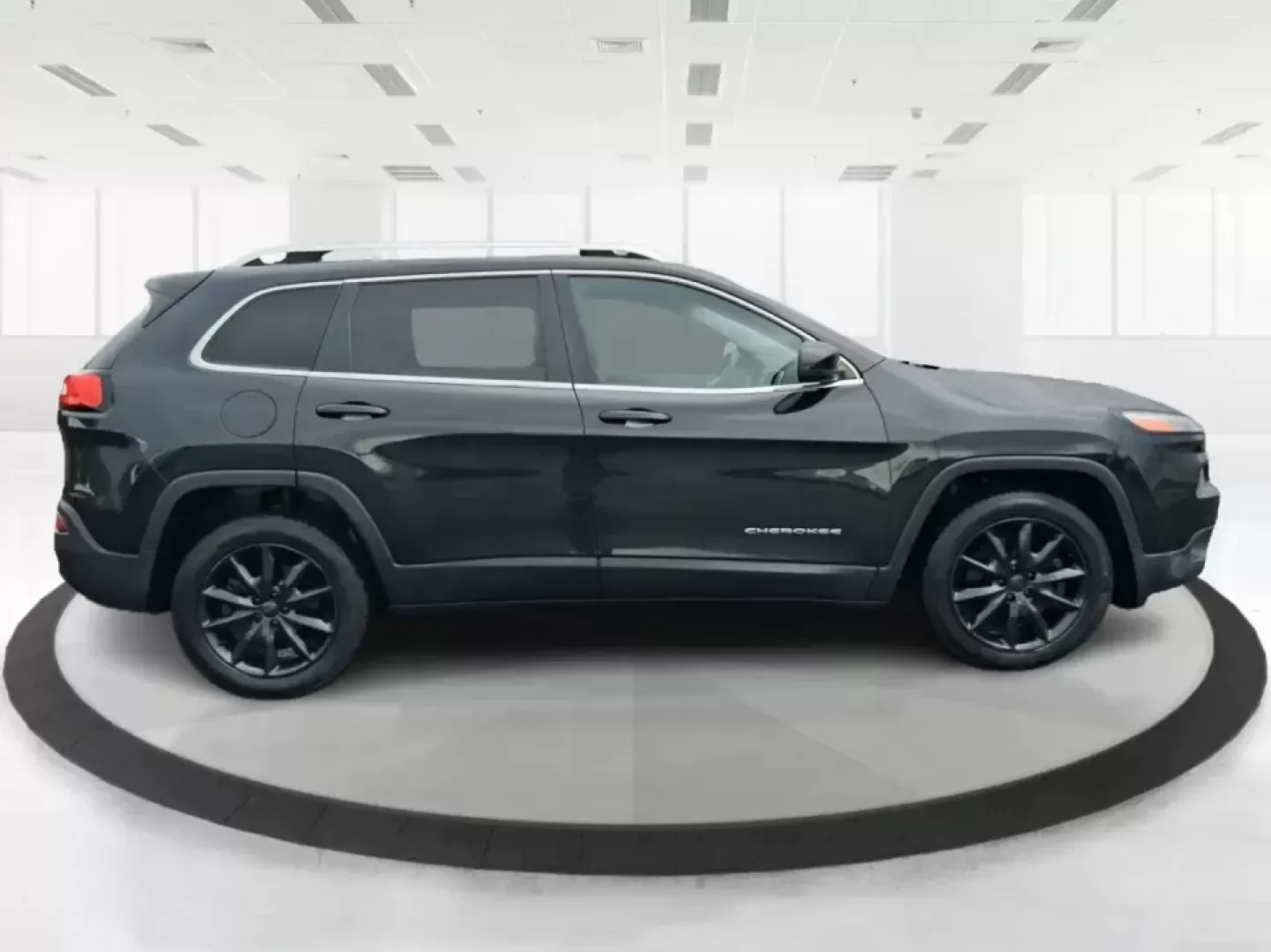 2014 Jeep Cherokee Limited (1C4PJLDS1EW) with an 3.2L V6 DOHC 24V engine, 9-Speed Automatic transmission, located at 880 E. National Road, Vandalia, OH, 45377, (937) 908-9800, 39.891918, -84.183594 - Pack up the family, point the hood toward a weekend getaway, and enjoy the kind of confident comfort that makes everyday driving feel like a mini road trip. This 2014 Jeep Cherokee Limited is an ideal fit for commuters who want a quieter, more refined ride during the workweek-and for adventure-minde - Photo#1