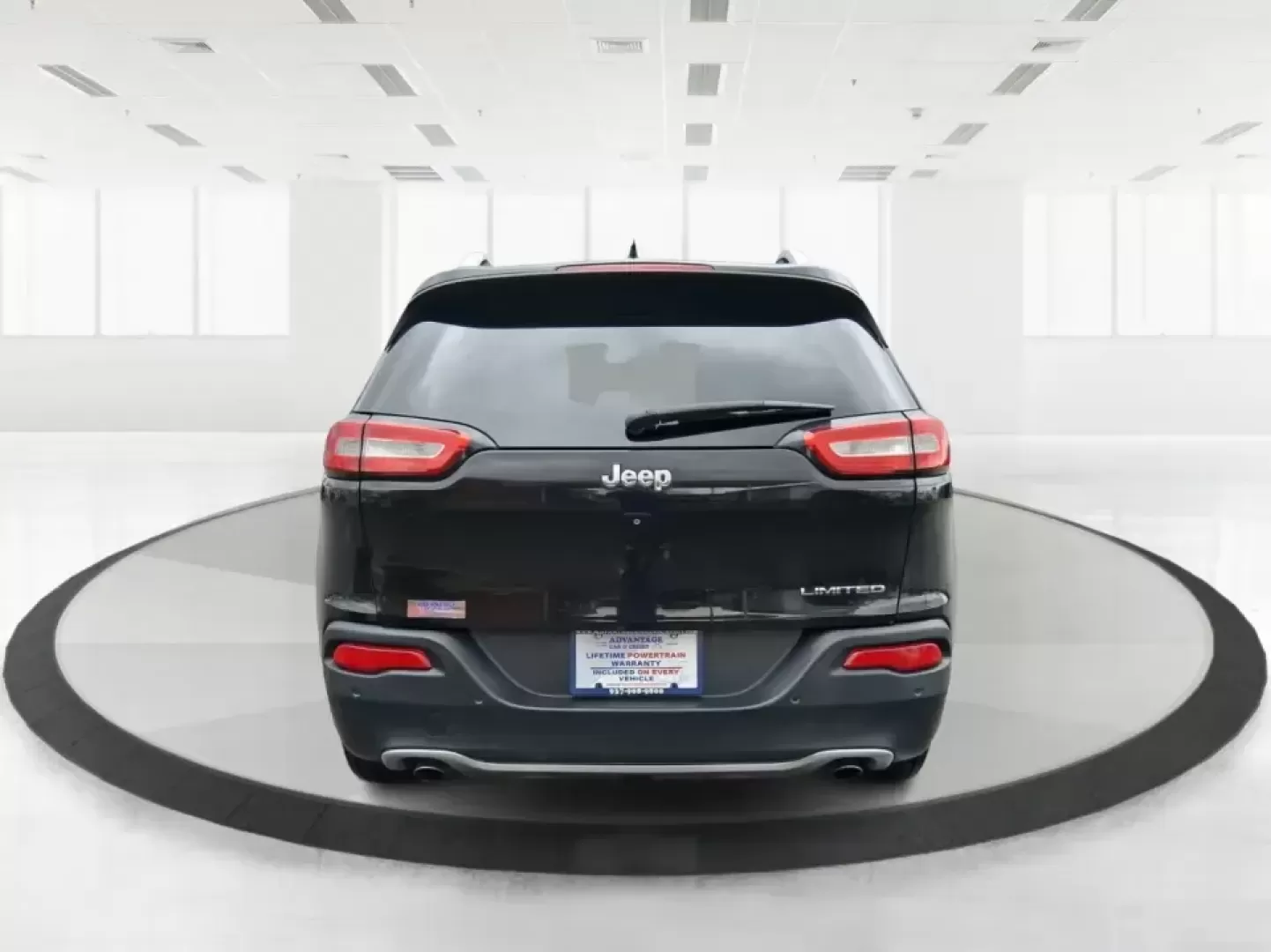 2014 Jeep Cherokee Limited (1C4PJLDS1EW) with an 3.2L V6 DOHC 24V engine, 9-Speed Automatic transmission, located at 880 E. National Road, Vandalia, OH, 45377, (937) 908-9800, 39.891918, -84.183594 - Pack up the family, point the hood toward a weekend getaway, and enjoy the kind of confident comfort that makes everyday driving feel like a mini road trip. This 2014 Jeep Cherokee Limited is an ideal fit for commuters who want a quieter, more refined ride during the workweek-and for adventure-minde - Photo#3