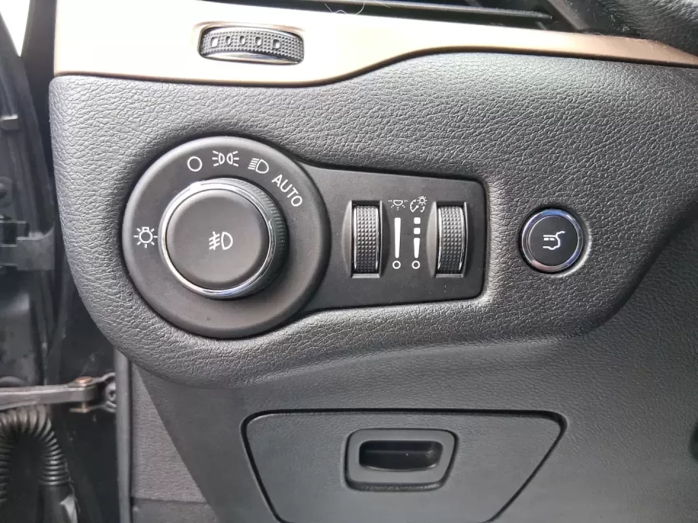 2014 Jeep Cherokee Limited (1C4PJLDS1EW) with an 3.2L V6 DOHC 24V engine, 9-Speed Automatic transmission, located at 880 E. National Road, Vandalia, OH, 45377, (937) 908-9800, 39.891918, -84.183594 - Pack up the family, point the hood toward a weekend getaway, and enjoy the kind of confident comfort that makes everyday driving feel like a mini road trip. This 2014 Jeep Cherokee Limited is an ideal fit for commuters who want a quieter, more refined ride during the workweek-and for adventure-minde - Photo#17