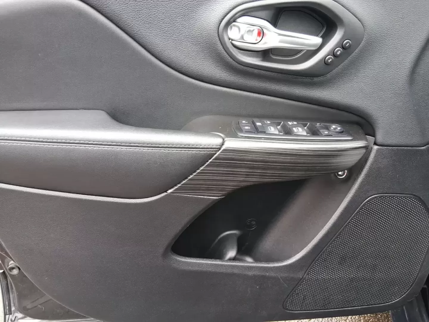 2014 Jeep Cherokee Limited (1C4PJLDS1EW) with an 3.2L V6 DOHC 24V engine, 9-Speed Automatic transmission, located at 880 E. National Road, Vandalia, OH, 45377, (937) 908-9800, 39.891918, -84.183594 - Pack up the family, point the hood toward a weekend getaway, and enjoy the kind of confident comfort that makes everyday driving feel like a mini road trip. This 2014 Jeep Cherokee Limited is an ideal fit for commuters who want a quieter, more refined ride during the workweek-and for adventure-minde - Photo#19