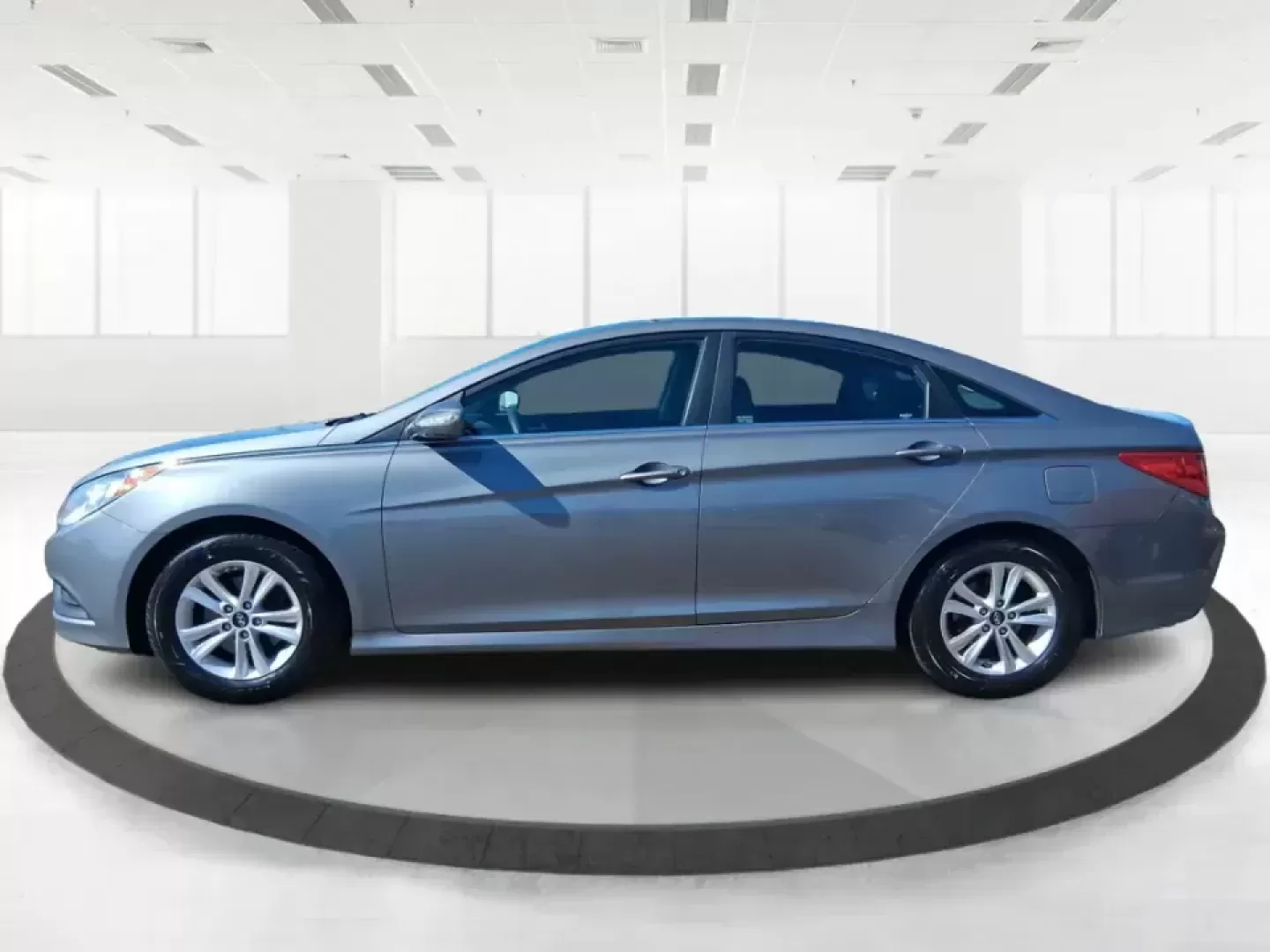 2014 Hyundai Sonata GLS (5NPEB4AC3EH) with an 2.4L I-4 gasoline direct injection engine, 6-Speed Automatic transmission, located at 1951 S Dayton Lakeview Rd., New Carlisle, OH, 45344, (937) 908-9800, 39.890999, -84.050255 - Need a dependable sedan for the daily drive to Wright-Patterson AFB, a comfortable commuter for I675 and Route 35, or an easygoing road-trip partner for weekends at Carillon Historical Park or the National Museum of the U.S. Air Force? This 2014 Hyundai Sonata GLS is built for real life in the Miami - Photo#5