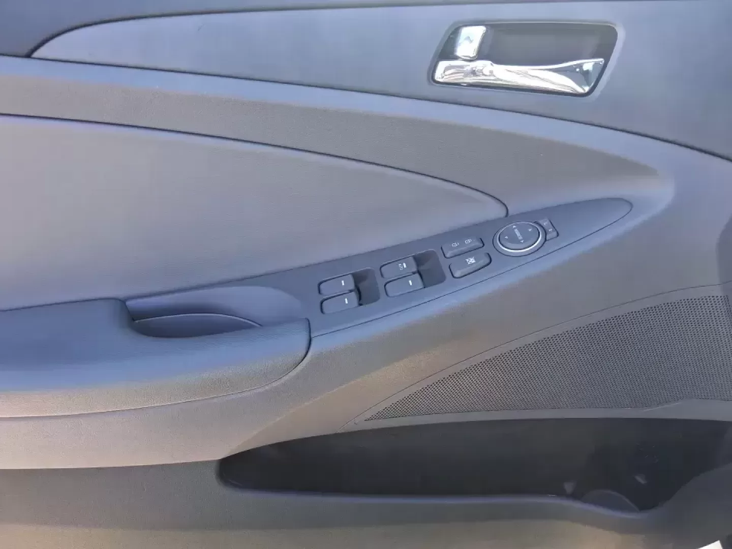 2014 Hyundai Sonata GLS (5NPEB4AC3EH) with an 2.4L I-4 gasoline direct injection engine, 6-Speed Automatic transmission, located at 1951 S Dayton Lakeview Rd., New Carlisle, OH, 45344, (937) 908-9800, 39.890999, -84.050255 - Need a dependable sedan for the daily drive to Wright-Patterson AFB, a comfortable commuter for I675 and Route 35, or an easygoing road-trip partner for weekends at Carillon Historical Park or the National Museum of the U.S. Air Force? This 2014 Hyundai Sonata GLS is built for real life in the Miami - Photo#18