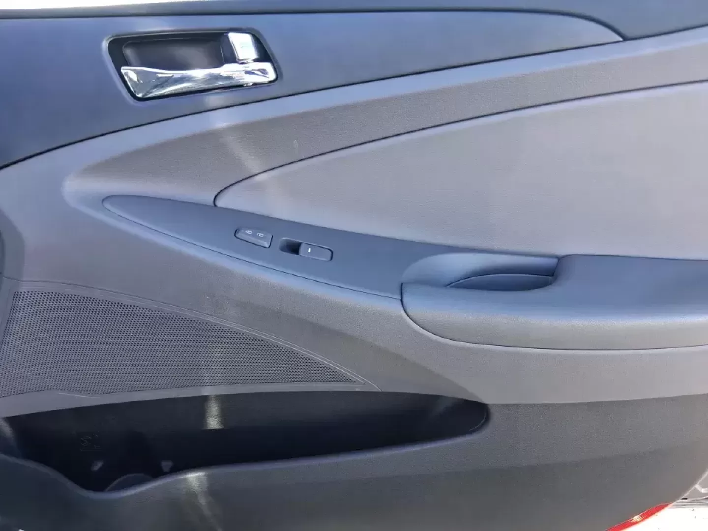 2014 Hyundai Sonata GLS (5NPEB4AC3EH) with an 2.4L I-4 gasoline direct injection engine, 6-Speed Automatic transmission, located at 1951 S Dayton Lakeview Rd., New Carlisle, OH, 45344, (937) 908-9800, 39.890999, -84.050255 - Need a dependable sedan for the daily drive to Wright-Patterson AFB, a comfortable commuter for I675 and Route 35, or an easygoing road-trip partner for weekends at Carillon Historical Park or the National Museum of the U.S. Air Force? This 2014 Hyundai Sonata GLS is built for real life in the Miami - Photo#19